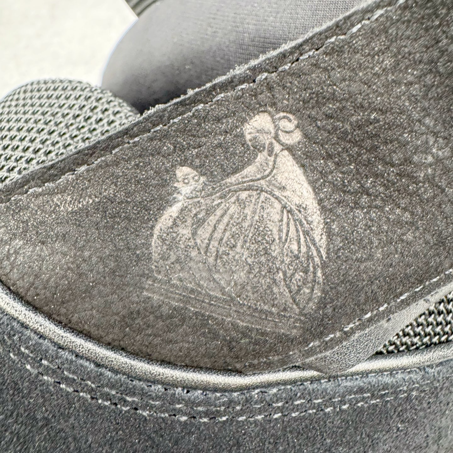 图片[15]-＃GD广顶 Lanvin Leather Curb Sneakers 浪凡三代走秀款潮流面包鞋 Leather是一款灵感源自90年代的运动鞋 设计自信 尺寸夸张 这款鞋由纳帕小牛皮、翻毛皮和网眼布制成 圆润的外形、加垫的鞋舌和弯曲的金属孔眼使这款精心打造的鞋格外舒适 官网一出热度火爆整个全球 各大网红也疯狂上脚 原版一比一开模重工艺制作 全鞋身采用东莞代工厂进口牛皮/环保牛反绒 进口电脑针车 数控针距精准无差 鞋头面冲孔整齐利落 金钢网织物 随机3D电喷泼墨 原磨具私模双色TPU大底 内里柔软透气太空棉面料 原版一致定制鞋带 全套原版一致包装 尺码：35 36 37 38 39 40 41 42 43 44 45 46-选品中心