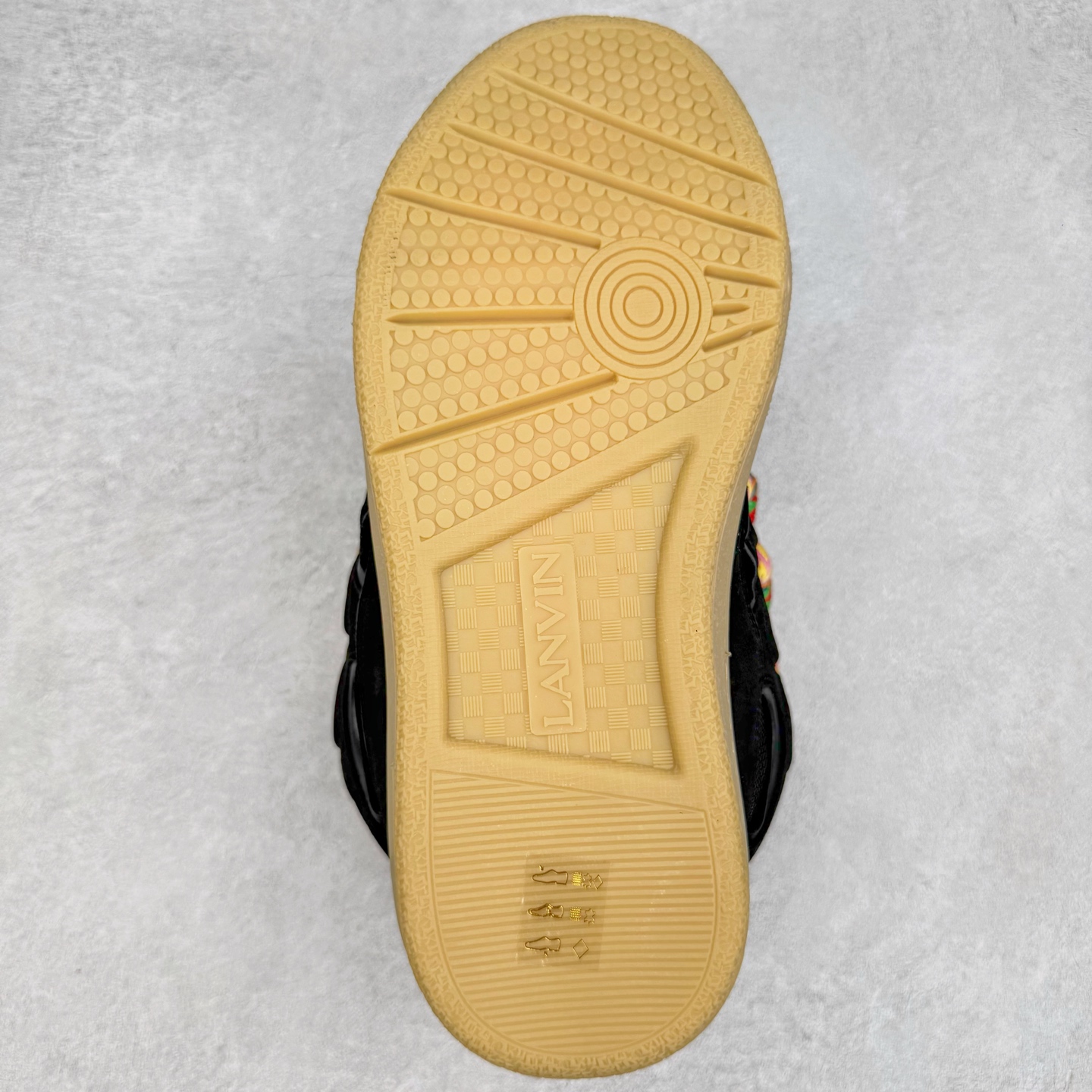 图片[9]-＃GD广顶 Lanvin Leather Curb Sneakers 浪凡三代走秀款潮流面包鞋 Leather是一款灵感源自90年代的运动鞋 设计自信 尺寸夸张 这款鞋由纳帕小牛皮、翻毛皮和网眼布制成 圆润的外形、加垫的鞋舌和弯曲的金属孔眼使这款精心打造的鞋格外舒适 官网一出热度火爆整个全球 各大网红也疯狂上脚 原版一比一开模重工艺制作 全鞋身采用东莞代工厂进口牛皮/环保牛反绒 进口电脑针车 数控针距精准无差 鞋头面冲孔整齐利落 金钢网织物 随机3D电喷泼墨 原磨具私模双色TPU大底 内里柔软透气太空棉面料 原版一致定制鞋带 全套原版一致包装 尺码：35 36 37 38 39 40 41 42 43 44 45 46-选品中心