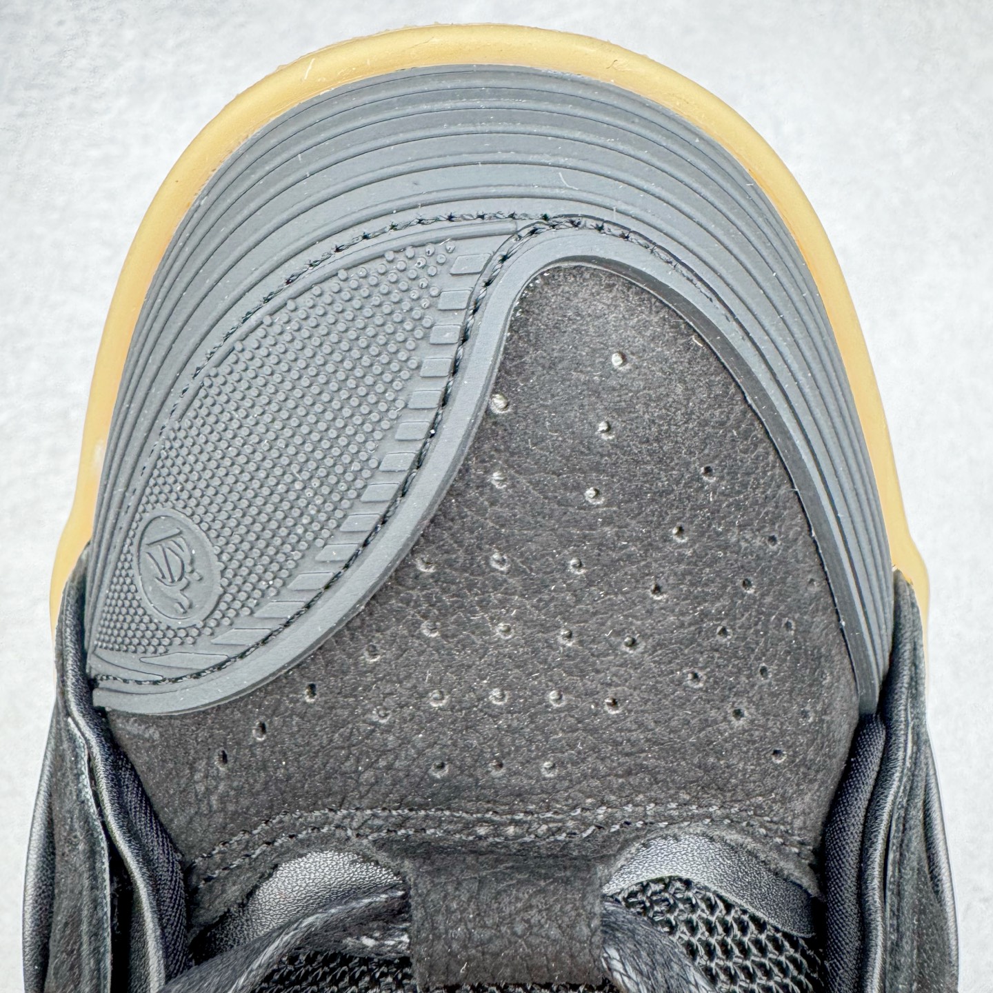 图片[13]-＃GD广顶 Lanvin Leather Curb Sneakers 浪凡三代走秀款潮流面包鞋 Leather是一款灵感源自90年代的运动鞋 设计自信 尺寸夸张 这款鞋由纳帕小牛皮、翻毛皮和网眼布制成 圆润的外形、加垫的鞋舌和弯曲的金属孔眼使这款精心打造的鞋格外舒适 官网一出热度火爆整个全球 各大网红也疯狂上脚 原版一比一开模重工艺制作 全鞋身采用东莞代工厂进口牛皮/环保牛反绒 进口电脑针车 数控针距精准无差 鞋头面冲孔整齐利落 金钢网织物 随机3D电喷泼墨 原磨具私模双色TPU大底 内里柔软透气太空棉面料 原版一致定制鞋带 全套原版一致包装 尺码：35 36 37 38 39 40 41 42 43 44 45 46-选品中心