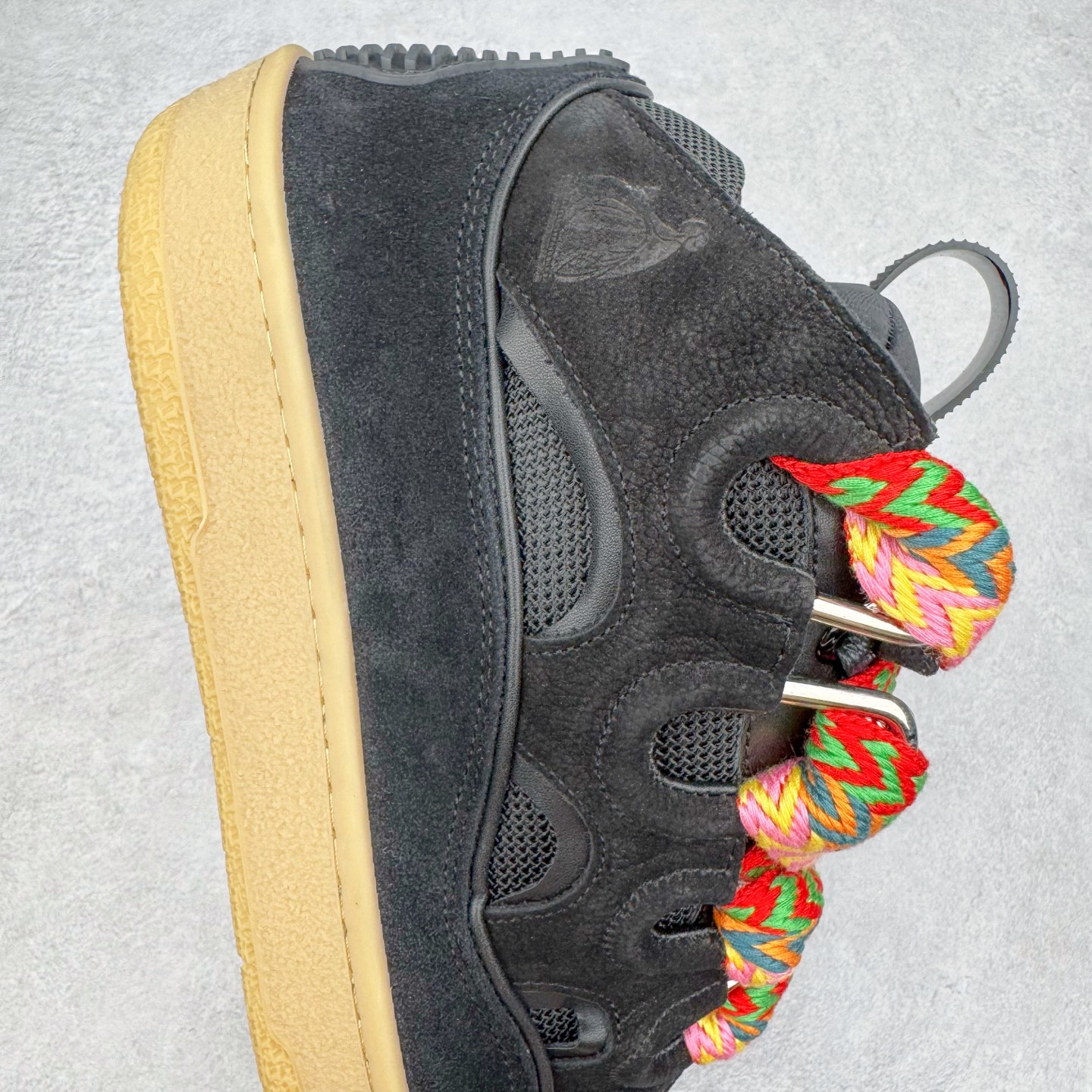 图片[6]-＃GD广顶 Lanvin Leather Curb Sneakers 浪凡三代走秀款潮流面包鞋 Leather是一款灵感源自90年代的运动鞋 设计自信 尺寸夸张 这款鞋由纳帕小牛皮、翻毛皮和网眼布制成 圆润的外形、加垫的鞋舌和弯曲的金属孔眼使这款精心打造的鞋格外舒适 官网一出热度火爆整个全球 各大网红也疯狂上脚 原版一比一开模重工艺制作 全鞋身采用东莞代工厂进口牛皮/环保牛反绒 进口电脑针车 数控针距精准无差 鞋头面冲孔整齐利落 金钢网织物 随机3D电喷泼墨 原磨具私模双色TPU大底 内里柔软透气太空棉面料 原版一致定制鞋带 全套原版一致包装 尺码：35 36 37 38 39 40 41 42 43 44 45 46-选品中心