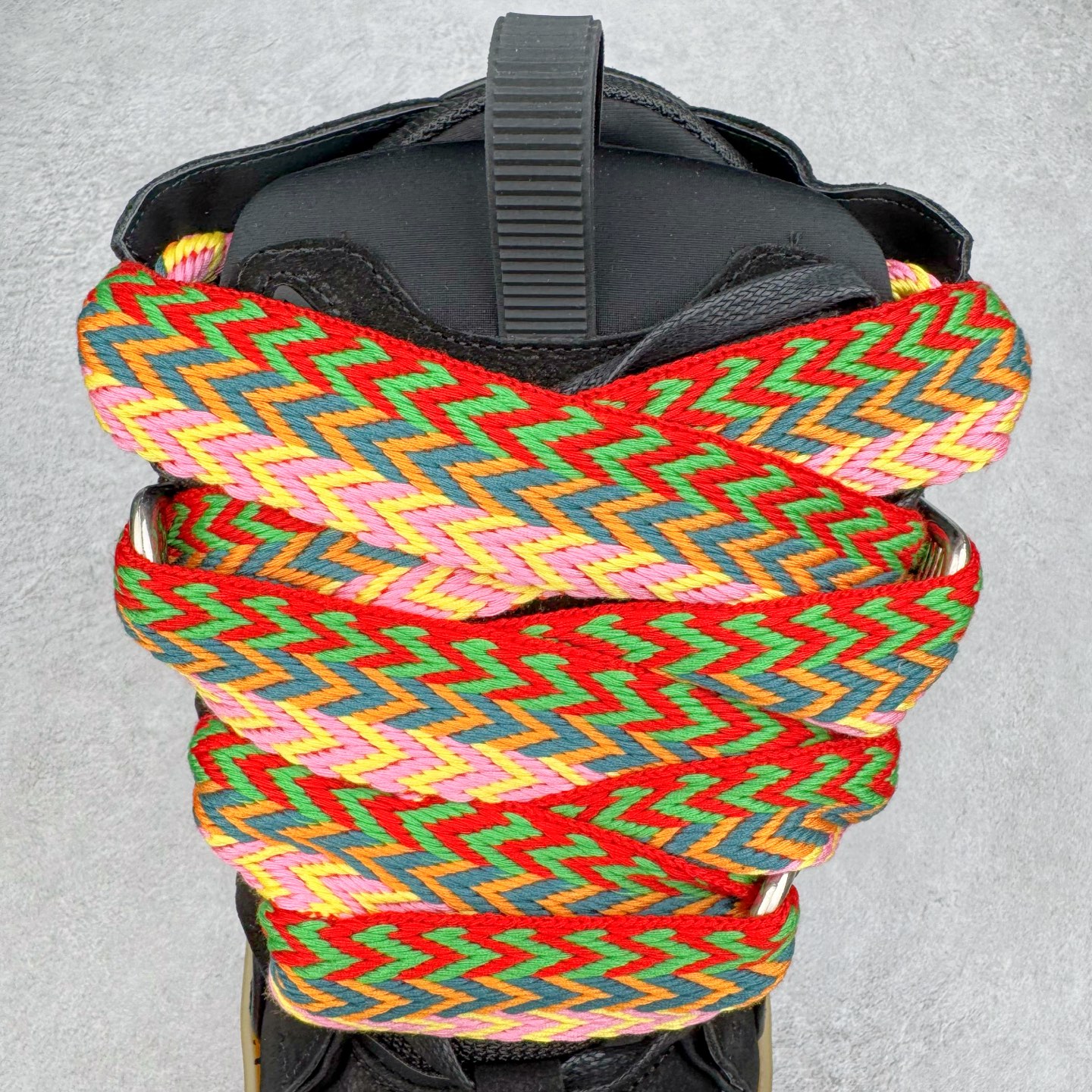 图片[5]-＃GD广顶 Lanvin Leather Curb Sneakers 浪凡三代走秀款潮流面包鞋 Leather是一款灵感源自90年代的运动鞋 设计自信 尺寸夸张 这款鞋由纳帕小牛皮、翻毛皮和网眼布制成 圆润的外形、加垫的鞋舌和弯曲的金属孔眼使这款精心打造的鞋格外舒适 官网一出热度火爆整个全球 各大网红也疯狂上脚 原版一比一开模重工艺制作 全鞋身采用东莞代工厂进口牛皮/环保牛反绒 进口电脑针车 数控针距精准无差 鞋头面冲孔整齐利落 金钢网织物 随机3D电喷泼墨 原磨具私模双色TPU大底 内里柔软透气太空棉面料 原版一致定制鞋带 全套原版一致包装 尺码：35 36 37 38 39 40 41 42 43 44 45 46-选品中心