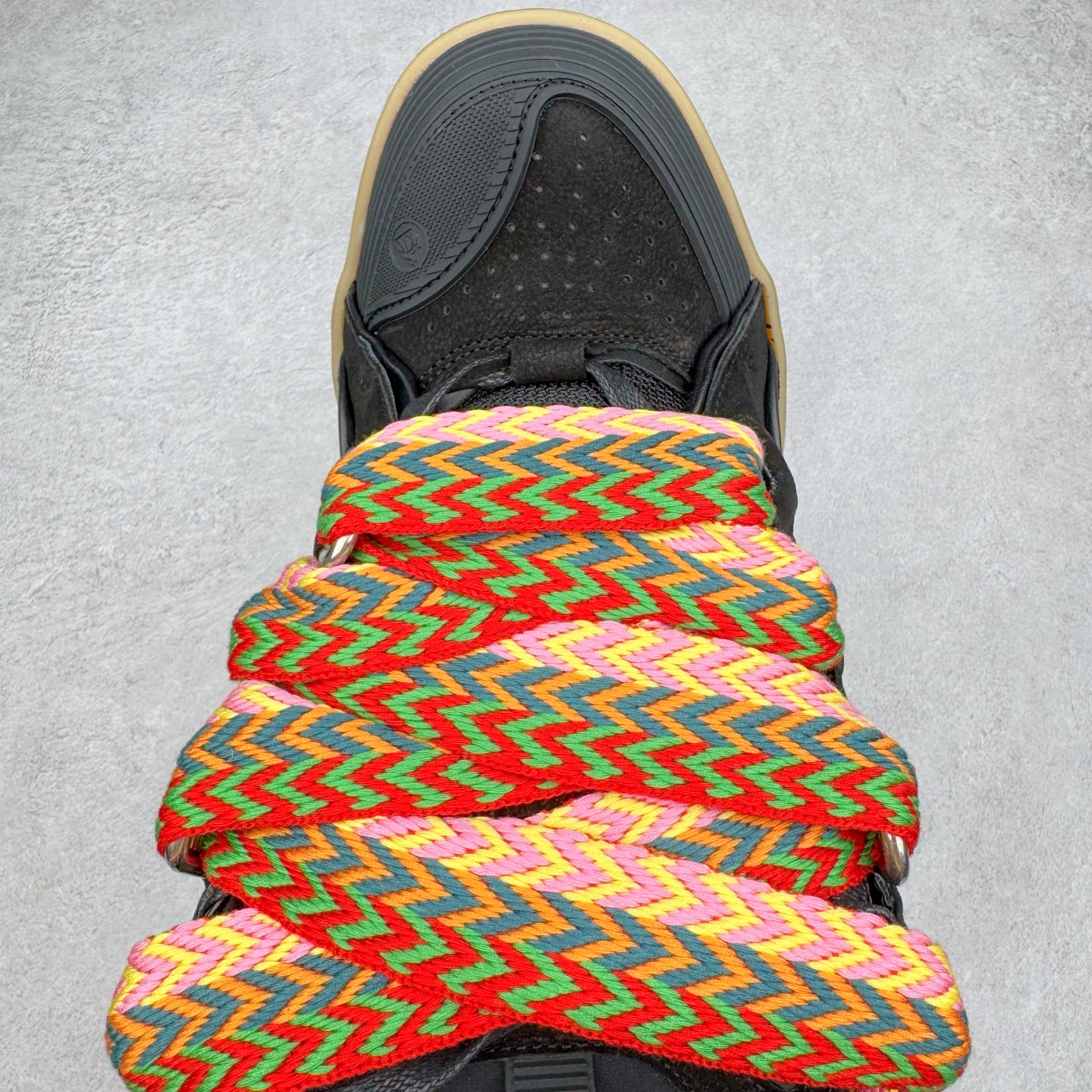 图片[4]-＃GD广顶 Lanvin Leather Curb Sneakers 浪凡三代走秀款潮流面包鞋 Leather是一款灵感源自90年代的运动鞋 设计自信 尺寸夸张 这款鞋由纳帕小牛皮、翻毛皮和网眼布制成 圆润的外形、加垫的鞋舌和弯曲的金属孔眼使这款精心打造的鞋格外舒适 官网一出热度火爆整个全球 各大网红也疯狂上脚 原版一比一开模重工艺制作 全鞋身采用东莞代工厂进口牛皮/环保牛反绒 进口电脑针车 数控针距精准无差 鞋头面冲孔整齐利落 金钢网织物 随机3D电喷泼墨 原磨具私模双色TPU大底 内里柔软透气太空棉面料 原版一致定制鞋带 全套原版一致包装 尺码：35 36 37 38 39 40 41 42 43 44 45 46-选品中心