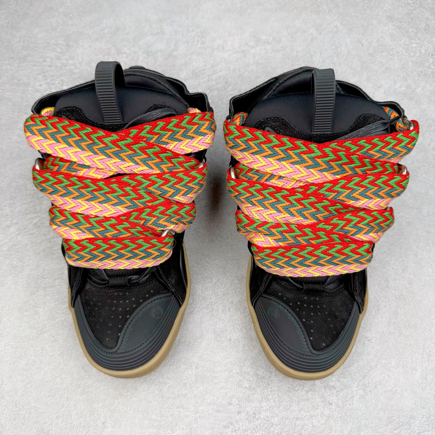 图片[2]-＃GD广顶 Lanvin Leather Curb Sneakers 浪凡三代走秀款潮流面包鞋 Leather是一款灵感源自90年代的运动鞋 设计自信 尺寸夸张 这款鞋由纳帕小牛皮、翻毛皮和网眼布制成 圆润的外形、加垫的鞋舌和弯曲的金属孔眼使这款精心打造的鞋格外舒适 官网一出热度火爆整个全球 各大网红也疯狂上脚 原版一比一开模重工艺制作 全鞋身采用东莞代工厂进口牛皮/环保牛反绒 进口电脑针车 数控针距精准无差 鞋头面冲孔整齐利落 金钢网织物 随机3D电喷泼墨 原磨具私模双色TPU大底 内里柔软透气太空棉面料 原版一致定制鞋带 全套原版一致包装 尺码：35 36 37 38 39 40 41 42 43 44 45 46-选品中心