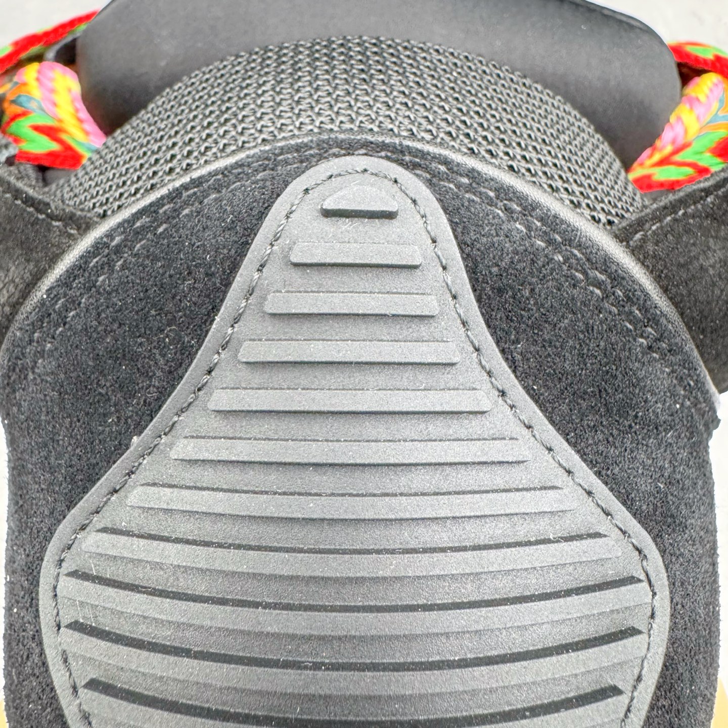 图片[14]-＃GD广顶 Lanvin Leather Curb Sneakers 浪凡三代走秀款潮流面包鞋 Leather是一款灵感源自90年代的运动鞋 设计自信 尺寸夸张 这款鞋由纳帕小牛皮、翻毛皮和网眼布制成 圆润的外形、加垫的鞋舌和弯曲的金属孔眼使这款精心打造的鞋格外舒适 官网一出热度火爆整个全球 各大网红也疯狂上脚 原版一比一开模重工艺制作 全鞋身采用东莞代工厂进口牛皮/环保牛反绒 进口电脑针车 数控针距精准无差 鞋头面冲孔整齐利落 金钢网织物 随机3D电喷泼墨 原磨具私模双色TPU大底 内里柔软透气太空棉面料 原版一致定制鞋带 全套原版一致包装 尺码：35 36 37 38 39 40 41 42 43 44 45 46-选品中心