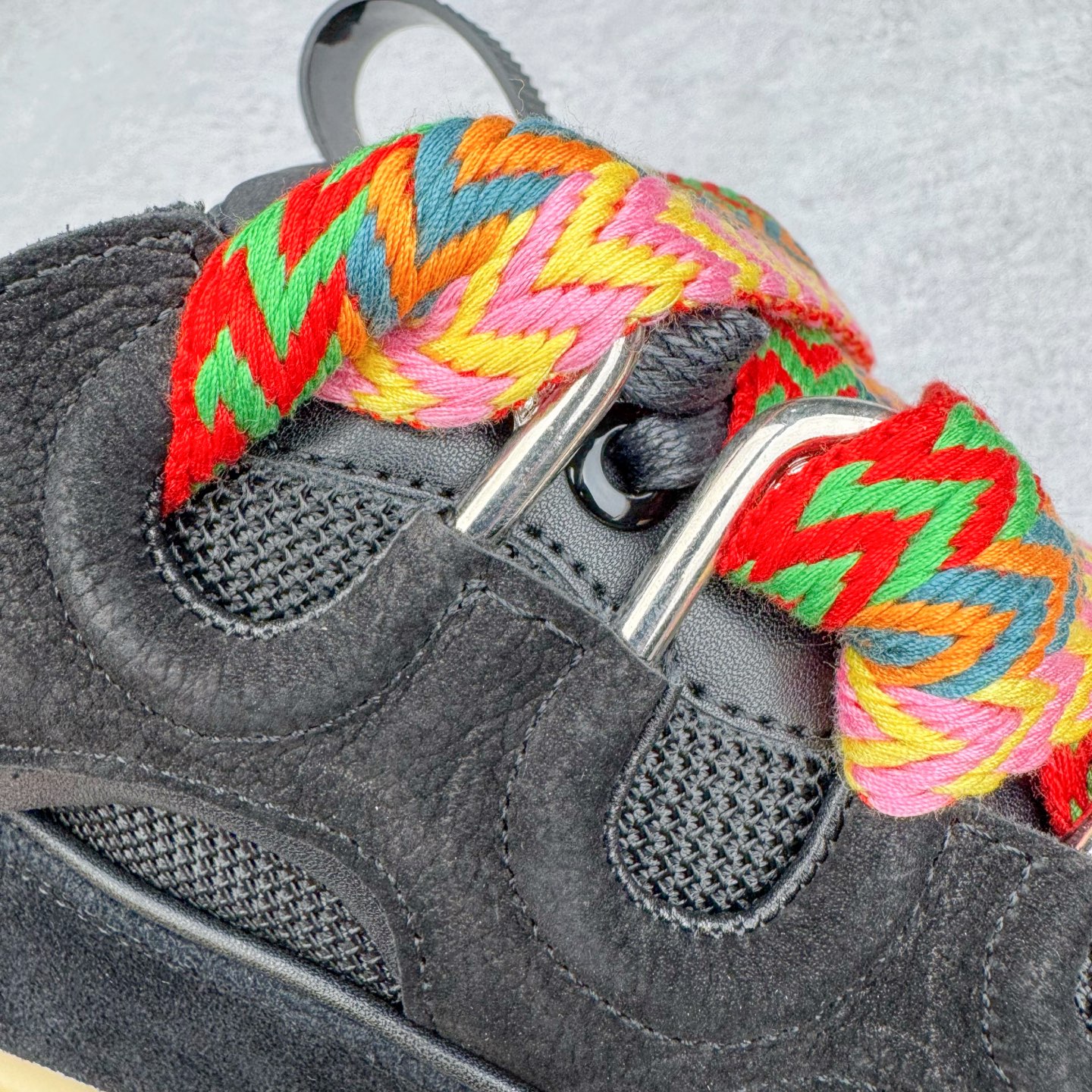 图片[17]-＃GD广顶 Lanvin Leather Curb Sneakers 浪凡三代走秀款潮流面包鞋 Leather是一款灵感源自90年代的运动鞋 设计自信 尺寸夸张 这款鞋由纳帕小牛皮、翻毛皮和网眼布制成 圆润的外形、加垫的鞋舌和弯曲的金属孔眼使这款精心打造的鞋格外舒适 官网一出热度火爆整个全球 各大网红也疯狂上脚 原版一比一开模重工艺制作 全鞋身采用东莞代工厂进口牛皮/环保牛反绒 进口电脑针车 数控针距精准无差 鞋头面冲孔整齐利落 金钢网织物 随机3D电喷泼墨 原磨具私模双色TPU大底 内里柔软透气太空棉面料 原版一致定制鞋带 全套原版一致包装 尺码：35 36 37 38 39 40 41 42 43 44 45 46-选品中心