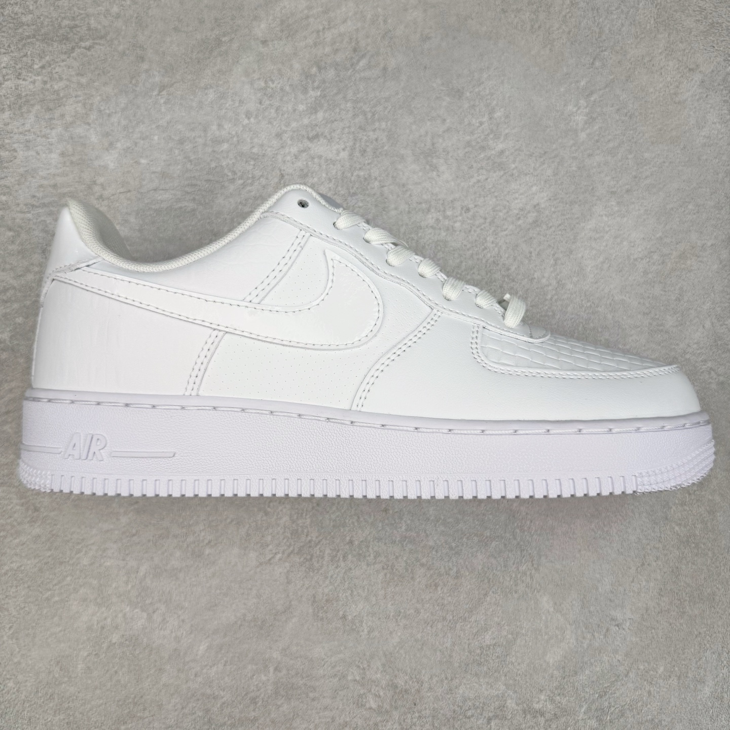 图片[10]-＃PB版 NK Air Force 1´07 Low 空军一号低帮百搭休闲运动板鞋 全网最具性价比版本没有之一 2022全新楦头鞋型 鱼鳞大底 历时开发三个月 清洁度完美 二维码鞋标 内置芯片及solo气垫 大底高度及其弧度依照正品 钢印 logo刺绣 鞋口弧度 鞋头长度 鞋面冲孔 鞋垫背胶及钢印 完美鞋型对比正品 每一处都是细节满满 尺码：35.5 36 36.5 37.5 38 38.5 39 40 40.5 41 42 42.5 43 44 44.5 45 46 47.5-选品中心