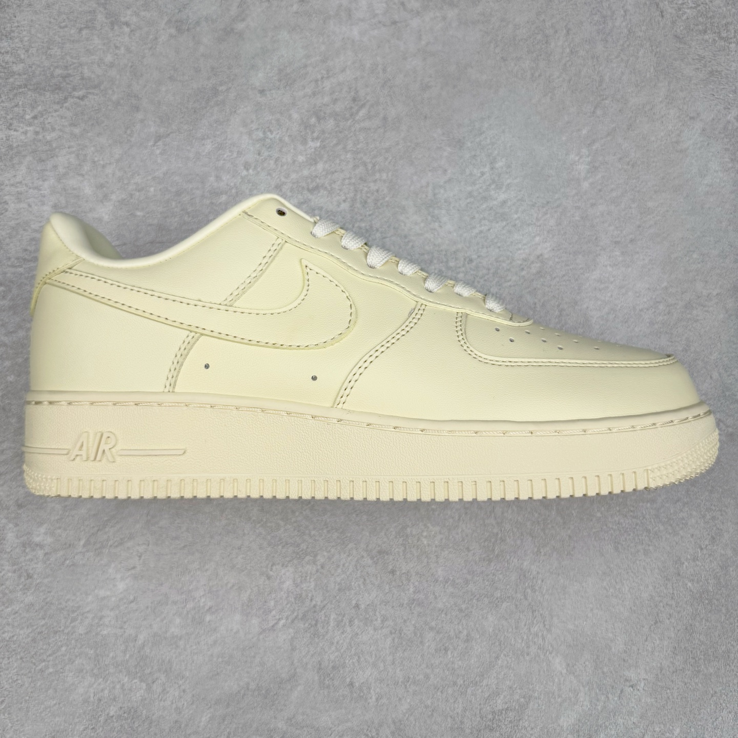 图片[12]-＃PB版 NK Air Force 1´07 Low 空军一号低帮百搭休闲运动板鞋 全网最具性价比版本没有之一 2022全新楦头鞋型 鱼鳞大底 历时开发三个月 清洁度完美 二维码鞋标 内置芯片及solo气垫 大底高度及其弧度依照正品 钢印 logo刺绣 鞋口弧度 鞋头长度 鞋面冲孔 鞋垫背胶及钢印 完美鞋型对比正品 每一处都是细节满满 尺码：35.5 36 36.5 37.5 38 38.5 39 40 40.5 41 42 42.5 43 44 44.5 45 46 47.5-选品中心