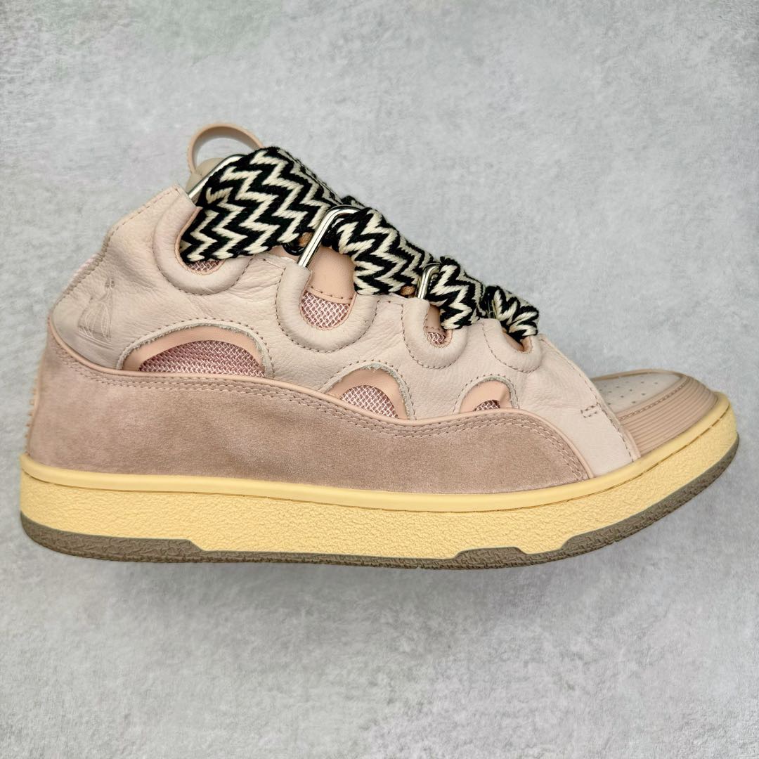 ＃GD广顶 Lanvin Leather Curb Sneakers 浪凡三代走秀款潮流面包鞋 Leather是一款灵感源自90年代的运动鞋 设计自信 尺寸夸张 这款鞋由纳帕小牛皮、翻毛皮和网眼布制成 圆润的外形、加垫的鞋舌和弯曲的金属孔眼使这款精心打造的鞋格外舒适 官网一出热度火爆整个全球 各大网红也疯狂上脚 原版一比一开模重工艺制作 全鞋身采用东莞代工厂进口牛皮/环保牛反绒 进口电脑针车 数控针距精准无差 鞋头面冲孔整齐利落 金钢网织物 随机3D电喷泼墨 原磨具私模双色TPU大底 内里柔软透气太空棉面料 原版一致定制鞋带 全套原版一致包装 尺码：35 36 37 38 39 40 41 42 43 44 45 46-选品中心
