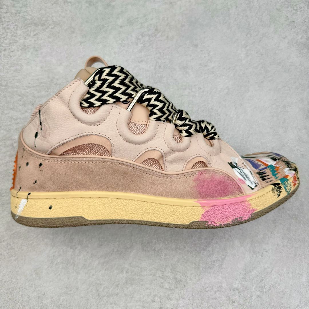 图片[3]-＃GD广顶 Lanvin Leather Curb Sneakers 浪凡三代走秀款潮流面包鞋 Leather是一款灵感源自90年代的运动鞋 设计自信 尺寸夸张 这款鞋由纳帕小牛皮、翻毛皮和网眼布制成 圆润的外形、加垫的鞋舌和弯曲的金属孔眼使这款精心打造的鞋格外舒适 官网一出热度火爆整个全球 各大网红也疯狂上脚 原版一比一开模重工艺制作 全鞋身采用东莞代工厂进口牛皮/环保牛反绒 进口电脑针车 数控针距精准无差 鞋头面冲孔整齐利落 金钢网织物 随机3D电喷泼墨 原磨具私模双色TPU大底 内里柔软透气太空棉面料 原版一致定制鞋带 全套原版一致包装 尺码：35 36 37 38 39 40 41 42 43 44 45 46-选品中心