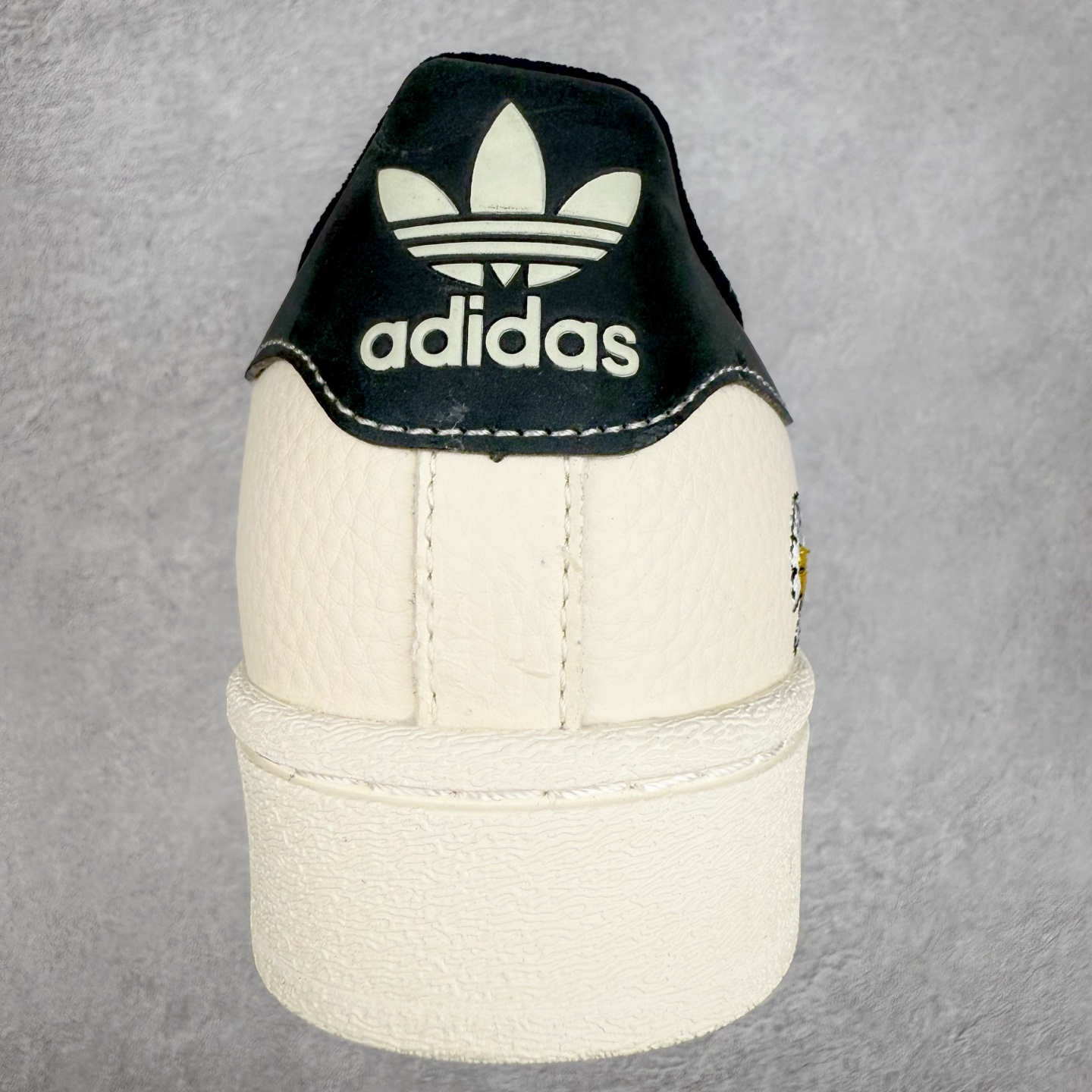 图片[8]-＃C2 AD Originals Superstar 经典复古贝壳头板鞋 XG0007 诞生于1969年 是第一双将全皮面鞋 身与橡胶鞋头结合在一起的低帮篮球鞋 Superstar最开始 是作为高帮篮球鞋Pro Model的低帮版本而出现的 但因为其独特和醒目的橡胶鞋头造型而让大家熟知 被大家形象地称为\\\”shelltoe\\\”贝壳头 在70年代的美国职业篮球场上 接近3/4的NBA球员都将这双Superstar作为场上用鞋 80年代之后 经过不断的改良和发展 Superstar逐渐成为横跨时装、音乐、街头文化、休闲和运动等各大领域的时尚潮鞋 尺码：36 36.5 37 38 38.5 39 40 40.5 41 42 42.5 43 44 44.5 45-选品中心