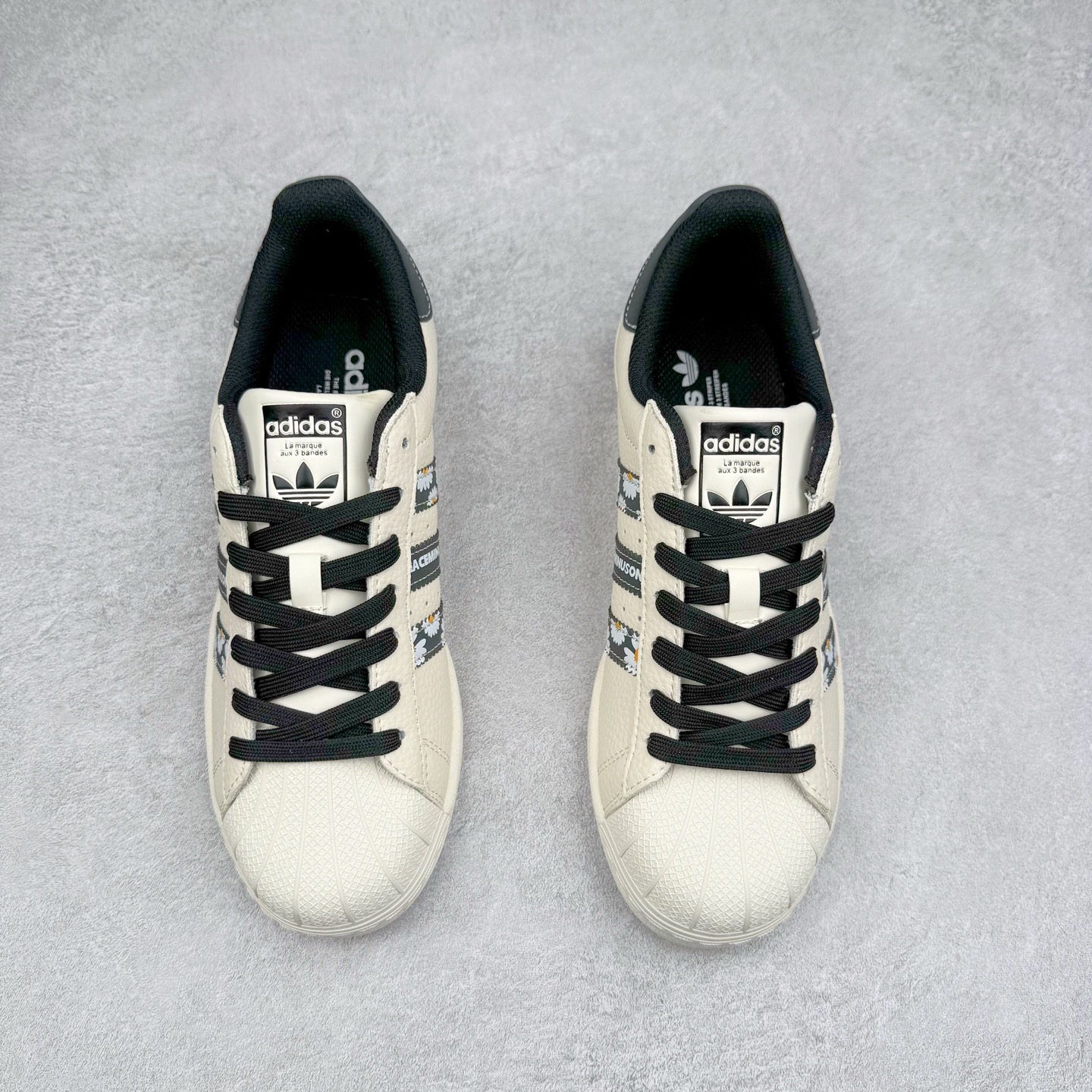 图片[2]-＃C2 AD Originals Superstar 经典复古贝壳头板鞋 XG0007 诞生于1969年 是第一双将全皮面鞋 身与橡胶鞋头结合在一起的低帮篮球鞋 Superstar最开始 是作为高帮篮球鞋Pro Model的低帮版本而出现的 但因为其独特和醒目的橡胶鞋头造型而让大家熟知 被大家形象地称为\\\”shelltoe\\\”贝壳头 在70年代的美国职业篮球场上 接近3/4的NBA球员都将这双Superstar作为场上用鞋 80年代之后 经过不断的改良和发展 Superstar逐渐成为横跨时装、音乐、街头文化、休闲和运动等各大领域的时尚潮鞋 尺码：36 36.5 37 38 38.5 39 40 40.5 41 42 42.5 43 44 44.5 45-选品中心