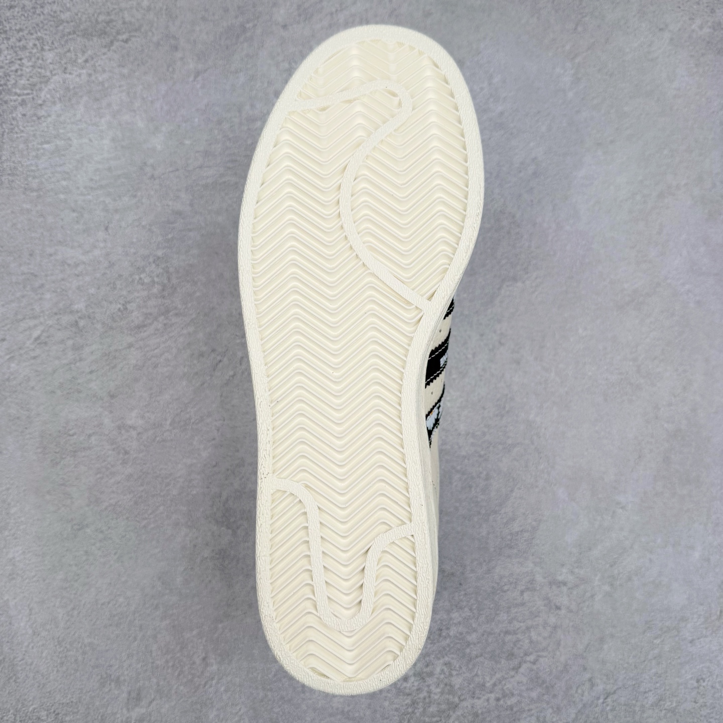 图片[9]-＃C2 AD Originals Superstar 经典复古贝壳头板鞋 XG0007 诞生于1969年 是第一双将全皮面鞋 身与橡胶鞋头结合在一起的低帮篮球鞋 Superstar最开始 是作为高帮篮球鞋Pro Model的低帮版本而出现的 但因为其独特和醒目的橡胶鞋头造型而让大家熟知 被大家形象地称为\\\”shelltoe\\\”贝壳头 在70年代的美国职业篮球场上 接近3/4的NBA球员都将这双Superstar作为场上用鞋 80年代之后 经过不断的改良和发展 Superstar逐渐成为横跨时装、音乐、街头文化、休闲和运动等各大领域的时尚潮鞋 尺码：36 36.5 37 38 38.5 39 40 40.5 41 42 42.5 43 44 44.5 45-选品中心