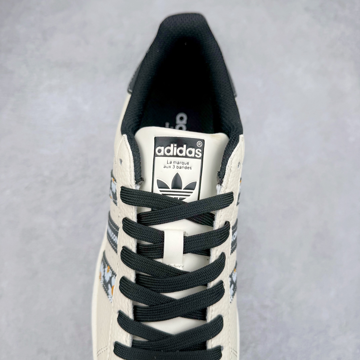 图片[5]-＃C2 AD Originals Superstar 经典复古贝壳头板鞋 XG0007 诞生于1969年 是第一双将全皮面鞋 身与橡胶鞋头结合在一起的低帮篮球鞋 Superstar最开始 是作为高帮篮球鞋Pro Model的低帮版本而出现的 但因为其独特和醒目的橡胶鞋头造型而让大家熟知 被大家形象地称为\\\”shelltoe\\\”贝壳头 在70年代的美国职业篮球场上 接近3/4的NBA球员都将这双Superstar作为场上用鞋 80年代之后 经过不断的改良和发展 Superstar逐渐成为横跨时装、音乐、街头文化、休闲和运动等各大领域的时尚潮鞋 尺码：36 36.5 37 38 38.5 39 40 40.5 41 42 42.5 43 44 44.5 45-选品中心