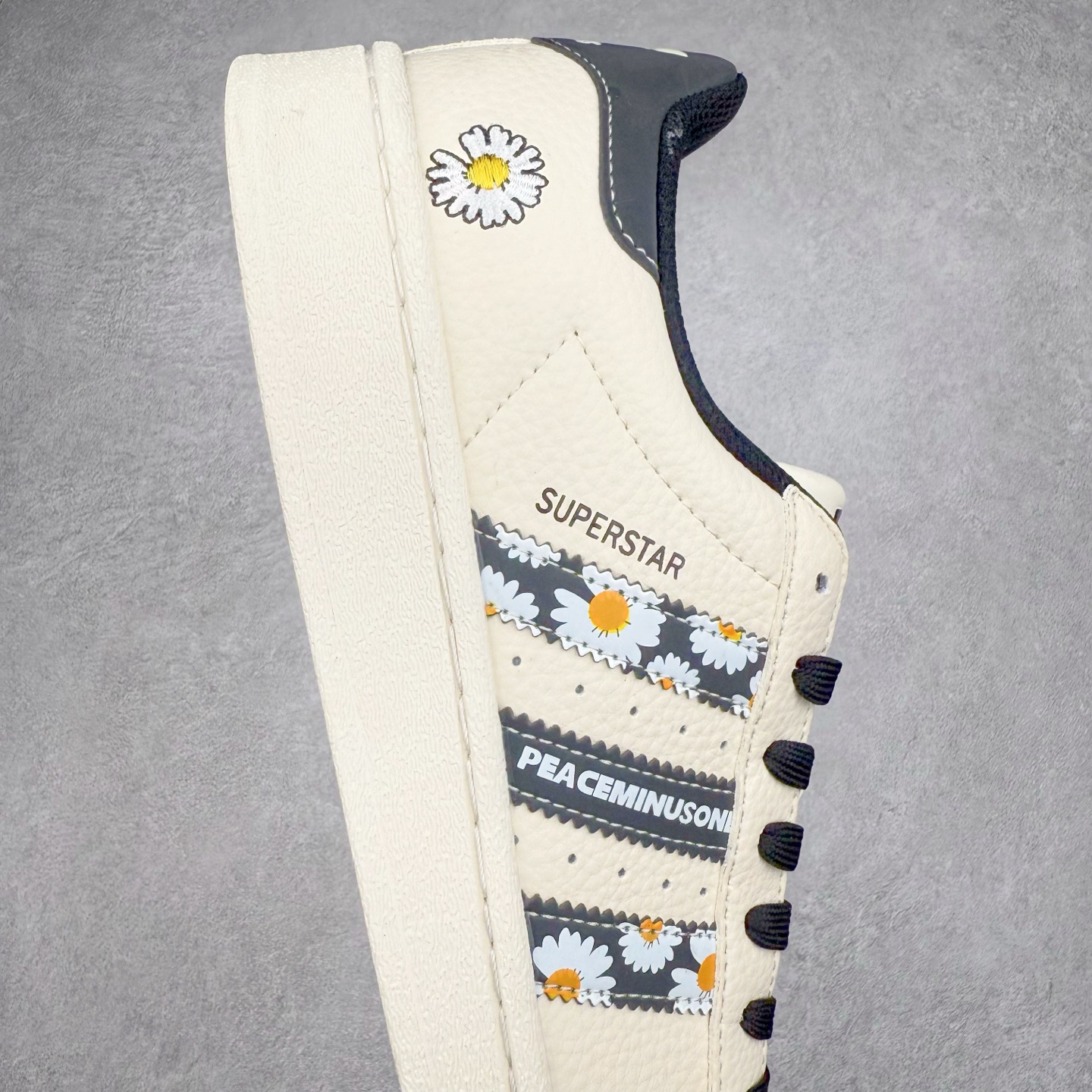 图片[6]-＃C2 AD Originals Superstar 经典复古贝壳头板鞋 XG0007 诞生于1969年 是第一双将全皮面鞋 身与橡胶鞋头结合在一起的低帮篮球鞋 Superstar最开始 是作为高帮篮球鞋Pro Model的低帮版本而出现的 但因为其独特和醒目的橡胶鞋头造型而让大家熟知 被大家形象地称为\\\”shelltoe\\\”贝壳头 在70年代的美国职业篮球场上 接近3/4的NBA球员都将这双Superstar作为场上用鞋 80年代之后 经过不断的改良和发展 Superstar逐渐成为横跨时装、音乐、街头文化、休闲和运动等各大领域的时尚潮鞋 尺码：36 36.5 37 38 38.5 39 40 40.5 41 42 42.5 43 44 44.5 45-选品中心