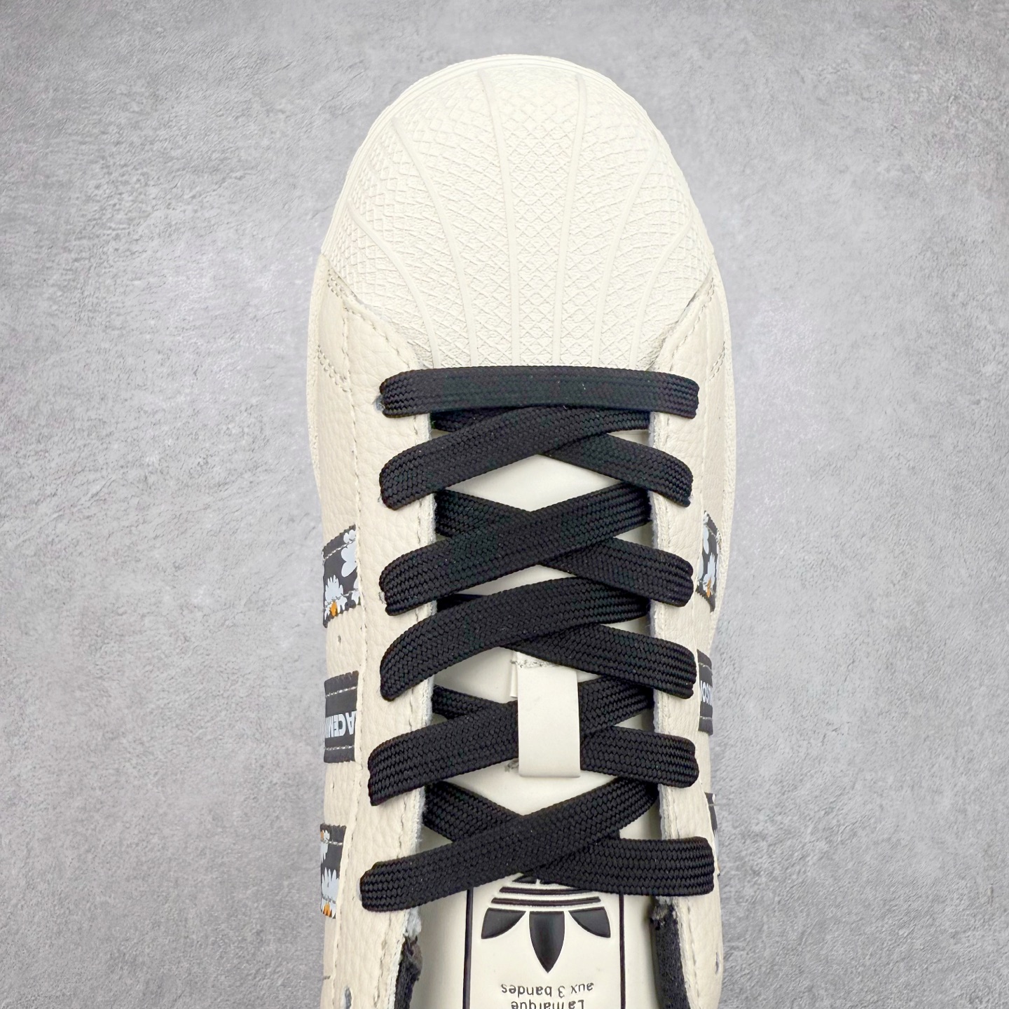 图片[4]-＃C2 AD Originals Superstar 经典复古贝壳头板鞋 XG0007 诞生于1969年 是第一双将全皮面鞋 身与橡胶鞋头结合在一起的低帮篮球鞋 Superstar最开始 是作为高帮篮球鞋Pro Model的低帮版本而出现的 但因为其独特和醒目的橡胶鞋头造型而让大家熟知 被大家形象地称为\\\”shelltoe\\\”贝壳头 在70年代的美国职业篮球场上 接近3/4的NBA球员都将这双Superstar作为场上用鞋 80年代之后 经过不断的改良和发展 Superstar逐渐成为横跨时装、音乐、街头文化、休闲和运动等各大领域的时尚潮鞋 尺码：36 36.5 37 38 38.5 39 40 40.5 41 42 42.5 43 44 44.5 45-选品中心