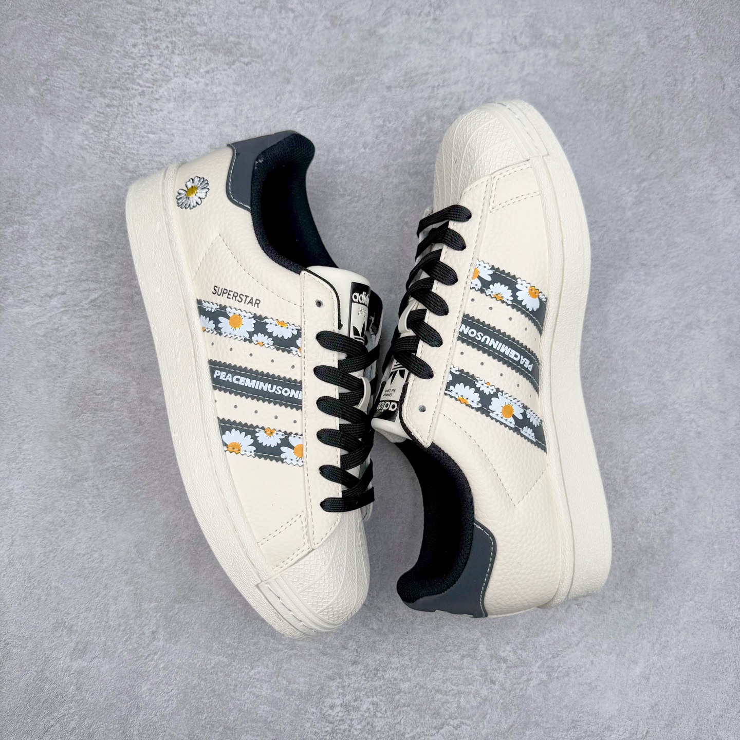 图片[3]-＃C2 AD Originals Superstar 经典复古贝壳头板鞋 XG0007 诞生于1969年 是第一双将全皮面鞋 身与橡胶鞋头结合在一起的低帮篮球鞋 Superstar最开始 是作为高帮篮球鞋Pro Model的低帮版本而出现的 但因为其独特和醒目的橡胶鞋头造型而让大家熟知 被大家形象地称为\\\”shelltoe\\\”贝壳头 在70年代的美国职业篮球场上 接近3/4的NBA球员都将这双Superstar作为场上用鞋 80年代之后 经过不断的改良和发展 Superstar逐渐成为横跨时装、音乐、街头文化、休闲和运动等各大领域的时尚潮鞋 尺码：36 36.5 37 38 38.5 39 40 40.5 41 42 42.5 43 44 44.5 45-选品中心