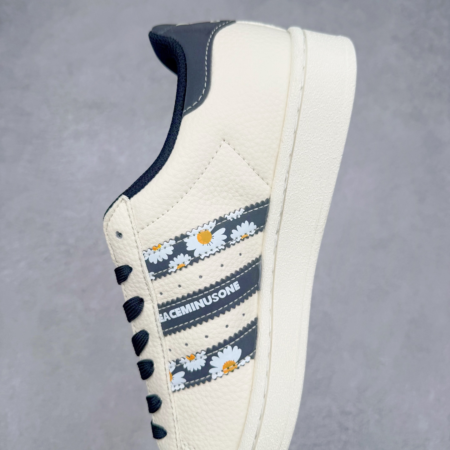 图片[7]-＃C2 AD Originals Superstar 经典复古贝壳头板鞋 XG0007 诞生于1969年 是第一双将全皮面鞋 身与橡胶鞋头结合在一起的低帮篮球鞋 Superstar最开始 是作为高帮篮球鞋Pro Model的低帮版本而出现的 但因为其独特和醒目的橡胶鞋头造型而让大家熟知 被大家形象地称为\\\”shelltoe\\\”贝壳头 在70年代的美国职业篮球场上 接近3/4的NBA球员都将这双Superstar作为场上用鞋 80年代之后 经过不断的改良和发展 Superstar逐渐成为横跨时装、音乐、街头文化、休闲和运动等各大领域的时尚潮鞋 尺码：36 36.5 37 38 38.5 39 40 40.5 41 42 42.5 43 44 44.5 45-选品中心