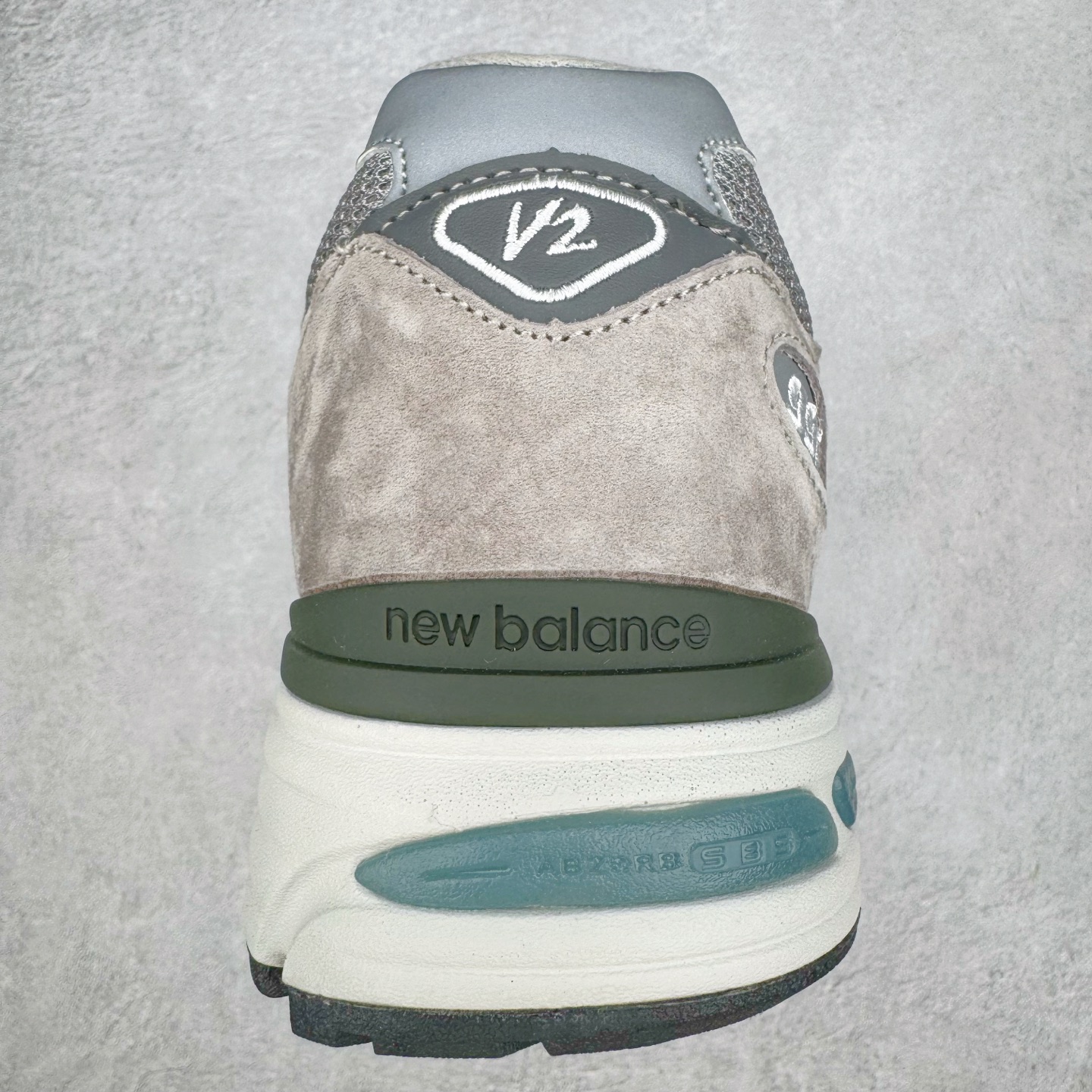 图片[8]-＃K版纯原 New Balance 新百伦NB991总统复古慢跑鞋 鞋身以网眼鞋面结合同色系优质麂皮革构成，鞋舌处点缀 New Balance Made In USA 同色系刺绣标识，彰显鞋款身份。鞋侧点缀银色 \\\”991\\\” 字样，丰富鞋身设计的同时，构建时尚外观。鞋款搭载 ABZORB 缓震系统，通过缓冲和抗压性的结合来吸收冲击力，舒适功能升级。同时搭配泛黄做旧中底，打造丰富层次感，缔造出色复古韵味。尺码：36 37 37.5 38 38.5 39 40 40.5 41.5 42 42.5 43 44 44.5 45-选品中心