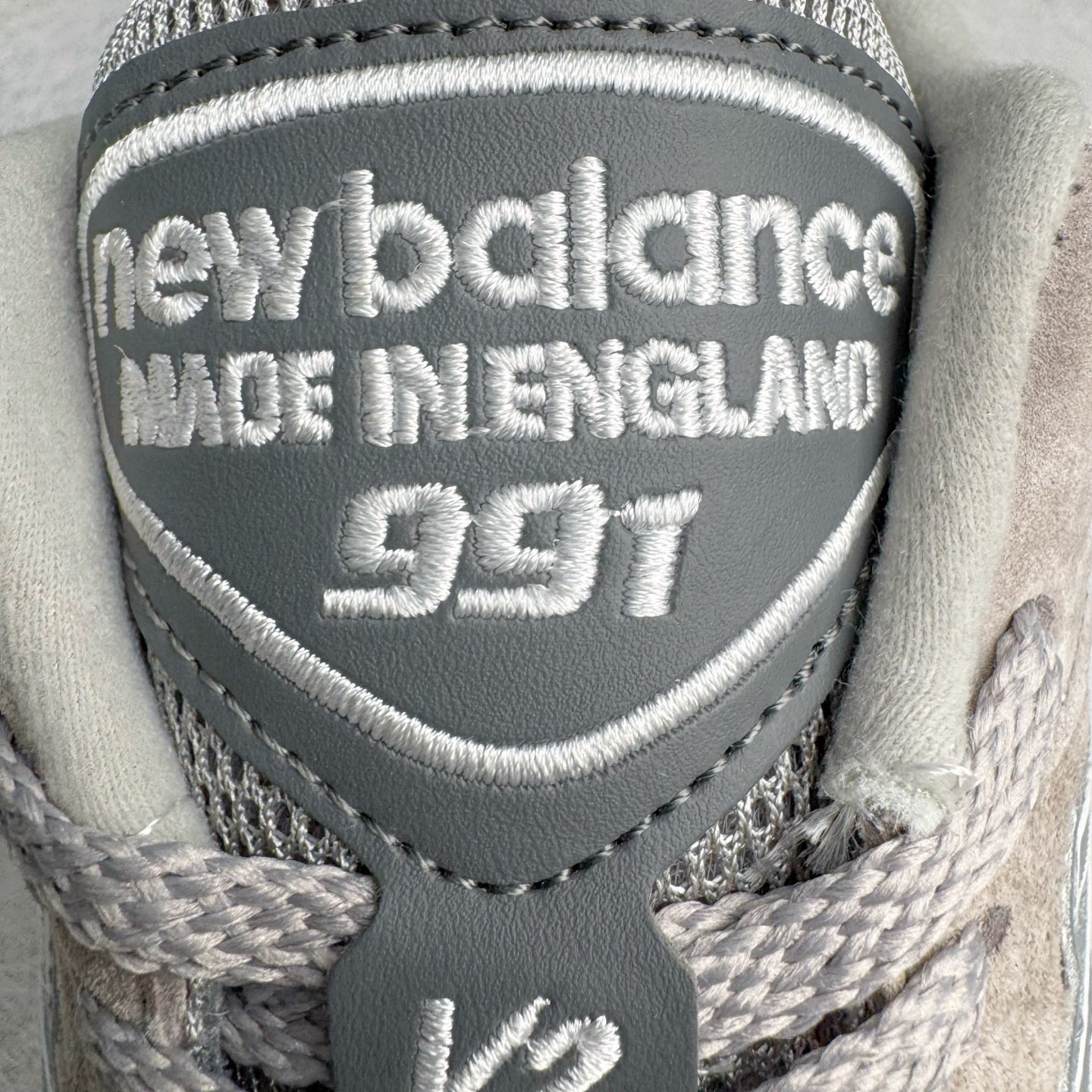 图片[12]-＃K版纯原 New Balance 新百伦NB991总统复古慢跑鞋 鞋身以网眼鞋面结合同色系优质麂皮革构成，鞋舌处点缀 New Balance Made In USA 同色系刺绣标识，彰显鞋款身份。鞋侧点缀银色 \\\”991\\\” 字样，丰富鞋身设计的同时，构建时尚外观。鞋款搭载 ABZORB 缓震系统，通过缓冲和抗压性的结合来吸收冲击力，舒适功能升级。同时搭配泛黄做旧中底，打造丰富层次感，缔造出色复古韵味。尺码：36 37 37.5 38 38.5 39 40 40.5 41.5 42 42.5 43 44 44.5 45-选品中心