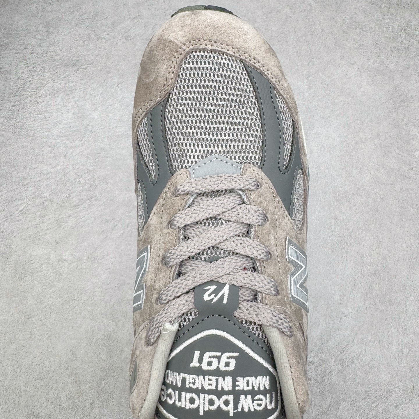 图片[4]-＃K版纯原 New Balance 新百伦NB991总统复古慢跑鞋 鞋身以网眼鞋面结合同色系优质麂皮革构成，鞋舌处点缀 New Balance Made In USA 同色系刺绣标识，彰显鞋款身份。鞋侧点缀银色 \\\”991\\\” 字样，丰富鞋身设计的同时，构建时尚外观。鞋款搭载 ABZORB 缓震系统，通过缓冲和抗压性的结合来吸收冲击力，舒适功能升级。同时搭配泛黄做旧中底，打造丰富层次感，缔造出色复古韵味。尺码：36 37 37.5 38 38.5 39 40 40.5 41.5 42 42.5 43 44 44.5 45-选品中心