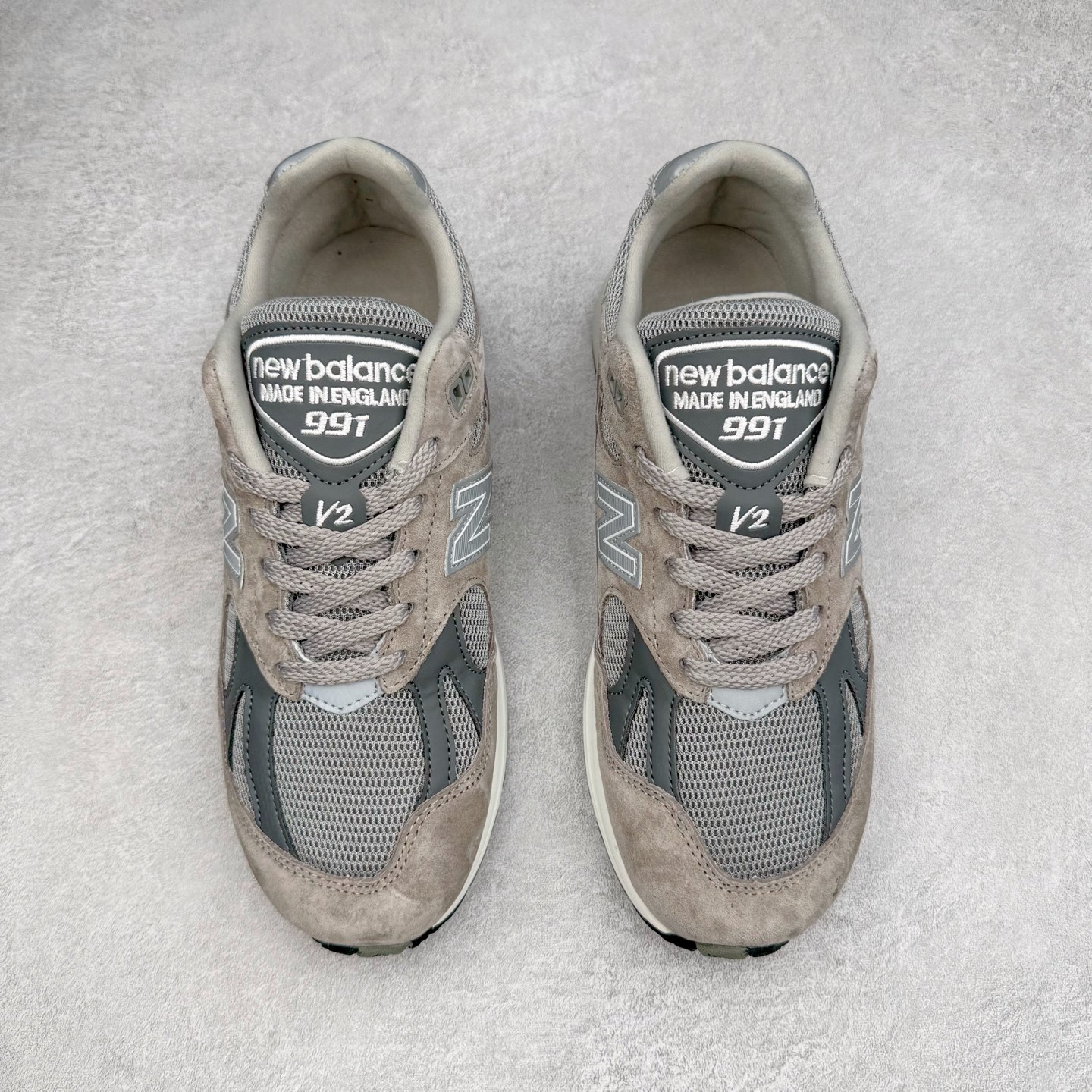 图片[2]-＃K版纯原 New Balance 新百伦NB991总统复古慢跑鞋 鞋身以网眼鞋面结合同色系优质麂皮革构成，鞋舌处点缀 New Balance Made In USA 同色系刺绣标识，彰显鞋款身份。鞋侧点缀银色 \\\”991\\\” 字样，丰富鞋身设计的同时，构建时尚外观。鞋款搭载 ABZORB 缓震系统，通过缓冲和抗压性的结合来吸收冲击力，舒适功能升级。同时搭配泛黄做旧中底，打造丰富层次感，缔造出色复古韵味。尺码：36 37 37.5 38 38.5 39 40 40.5 41.5 42 42.5 43 44 44.5 45-选品中心