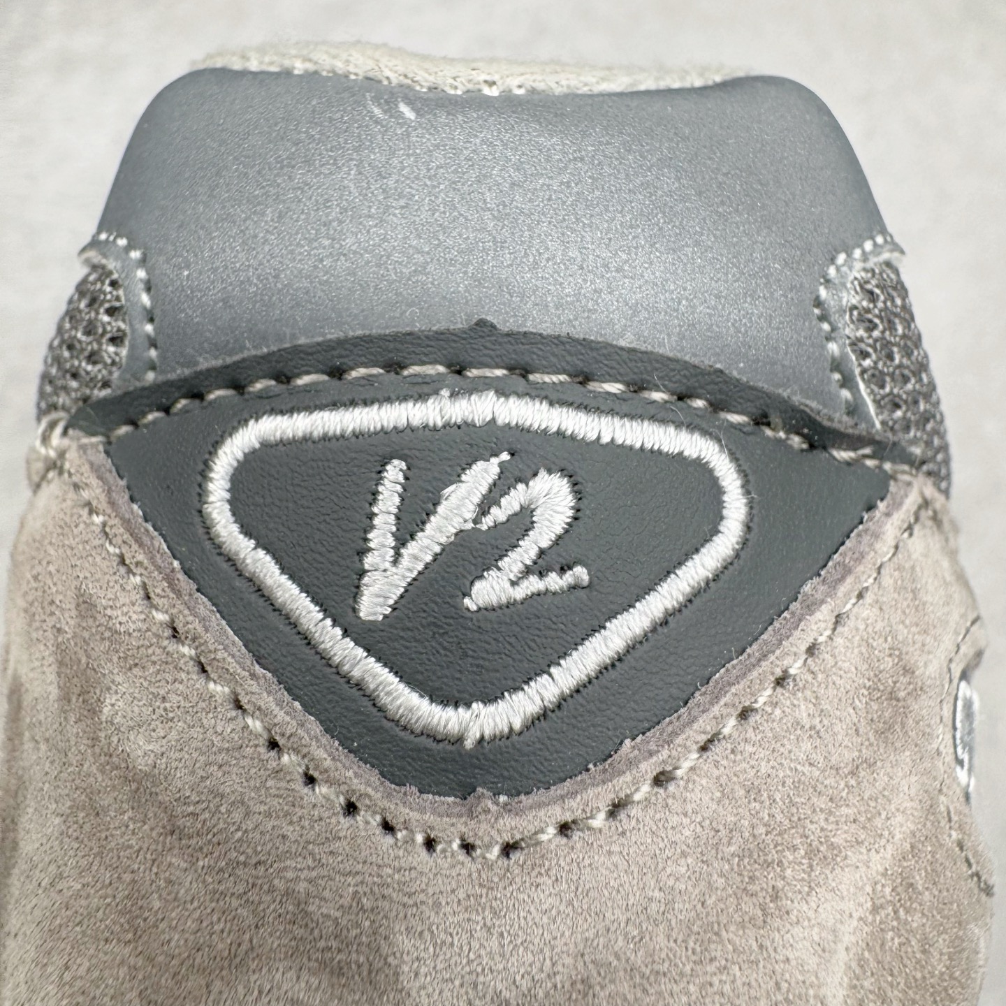 图片[15]-＃K版纯原 New Balance 新百伦NB991总统复古慢跑鞋 鞋身以网眼鞋面结合同色系优质麂皮革构成，鞋舌处点缀 New Balance Made In USA 同色系刺绣标识，彰显鞋款身份。鞋侧点缀银色 \\\”991\\\” 字样，丰富鞋身设计的同时，构建时尚外观。鞋款搭载 ABZORB 缓震系统，通过缓冲和抗压性的结合来吸收冲击力，舒适功能升级。同时搭配泛黄做旧中底，打造丰富层次感，缔造出色复古韵味。尺码：36 37 37.5 38 38.5 39 40 40.5 41.5 42 42.5 43 44 44.5 45-选品中心