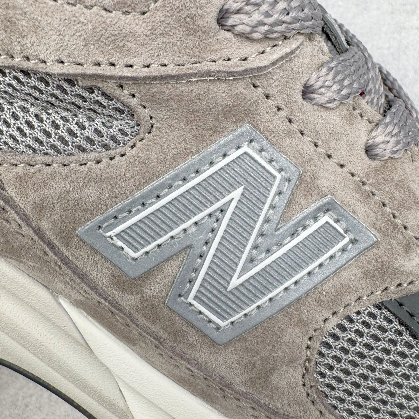 图片[13]-＃K版纯原 New Balance 新百伦NB991总统复古慢跑鞋 鞋身以网眼鞋面结合同色系优质麂皮革构成，鞋舌处点缀 New Balance Made In USA 同色系刺绣标识，彰显鞋款身份。鞋侧点缀银色 \\\”991\\\” 字样，丰富鞋身设计的同时，构建时尚外观。鞋款搭载 ABZORB 缓震系统，通过缓冲和抗压性的结合来吸收冲击力，舒适功能升级。同时搭配泛黄做旧中底，打造丰富层次感，缔造出色复古韵味。尺码：36 37 37.5 38 38.5 39 40 40.5 41.5 42 42.5 43 44 44.5 45-选品中心