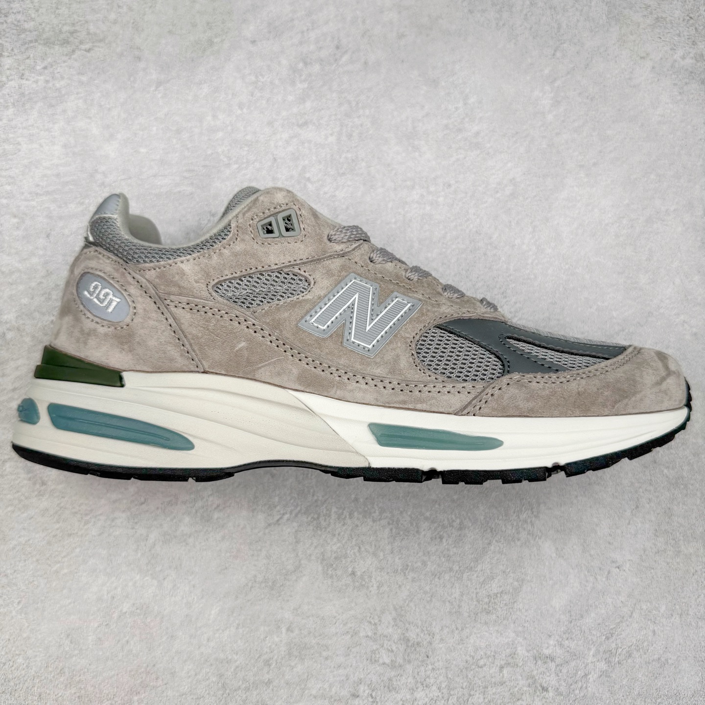 ＃K版纯原 New Balance 新百伦NB991总统复古慢跑鞋 鞋身以网眼鞋面结合同色系优质麂皮革构成，鞋舌处点缀 New Balance Made In USA 同色系刺绣标识，彰显鞋款身份。鞋侧点缀银色 \\\”991\\\” 字样，丰富鞋身设计的同时，构建时尚外观。鞋款搭载 ABZORB 缓震系统，通过缓冲和抗压性的结合来吸收冲击力，舒适功能升级。同时搭配泛黄做旧中底，打造丰富层次感，缔造出色复古韵味。尺码：36 37 37.5 38 38.5 39 40 40.5 41.5 42 42.5 43 44 44.5 45-选品中心