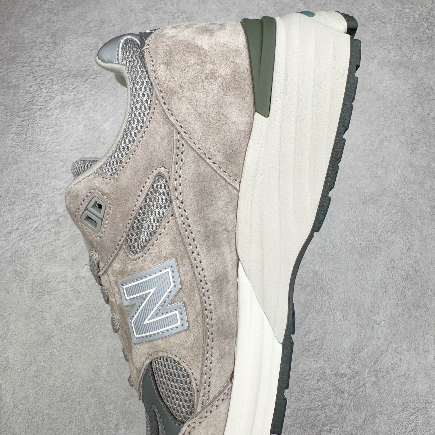 图片[7]-＃K版纯原 New Balance 新百伦NB991总统复古慢跑鞋 鞋身以网眼鞋面结合同色系优质麂皮革构成，鞋舌处点缀 New Balance Made In USA 同色系刺绣标识，彰显鞋款身份。鞋侧点缀银色 \\\”991\\\” 字样，丰富鞋身设计的同时，构建时尚外观。鞋款搭载 ABZORB 缓震系统，通过缓冲和抗压性的结合来吸收冲击力，舒适功能升级。同时搭配泛黄做旧中底，打造丰富层次感，缔造出色复古韵味。尺码：36 37 37.5 38 38.5 39 40 40.5 41.5 42 42.5 43 44 44.5 45-选品中心