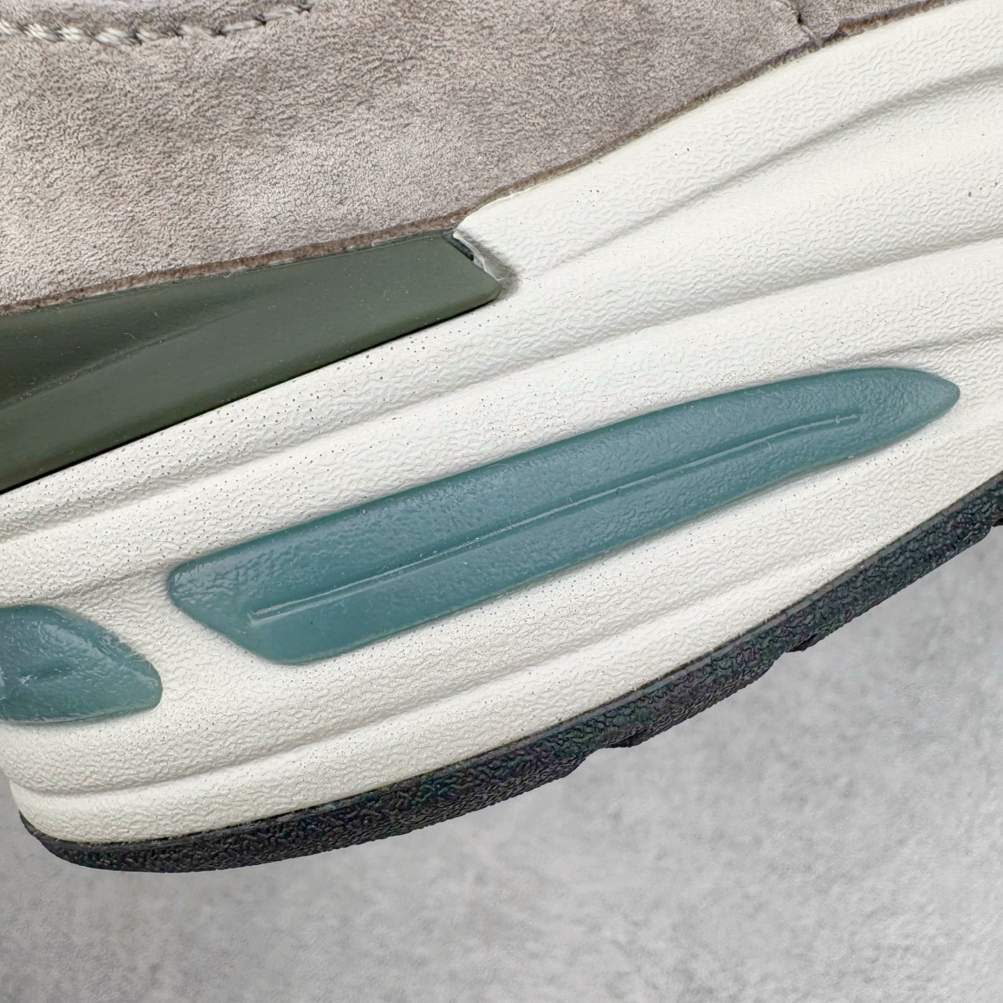 图片[18]-＃K版纯原 New Balance 新百伦NB991总统复古慢跑鞋 鞋身以网眼鞋面结合同色系优质麂皮革构成，鞋舌处点缀 New Balance Made In USA 同色系刺绣标识，彰显鞋款身份。鞋侧点缀银色 \\\”991\\\” 字样，丰富鞋身设计的同时，构建时尚外观。鞋款搭载 ABZORB 缓震系统，通过缓冲和抗压性的结合来吸收冲击力，舒适功能升级。同时搭配泛黄做旧中底，打造丰富层次感，缔造出色复古韵味。尺码：36 37 37.5 38 38.5 39 40 40.5 41.5 42 42.5 43 44 44.5 45-选品中心