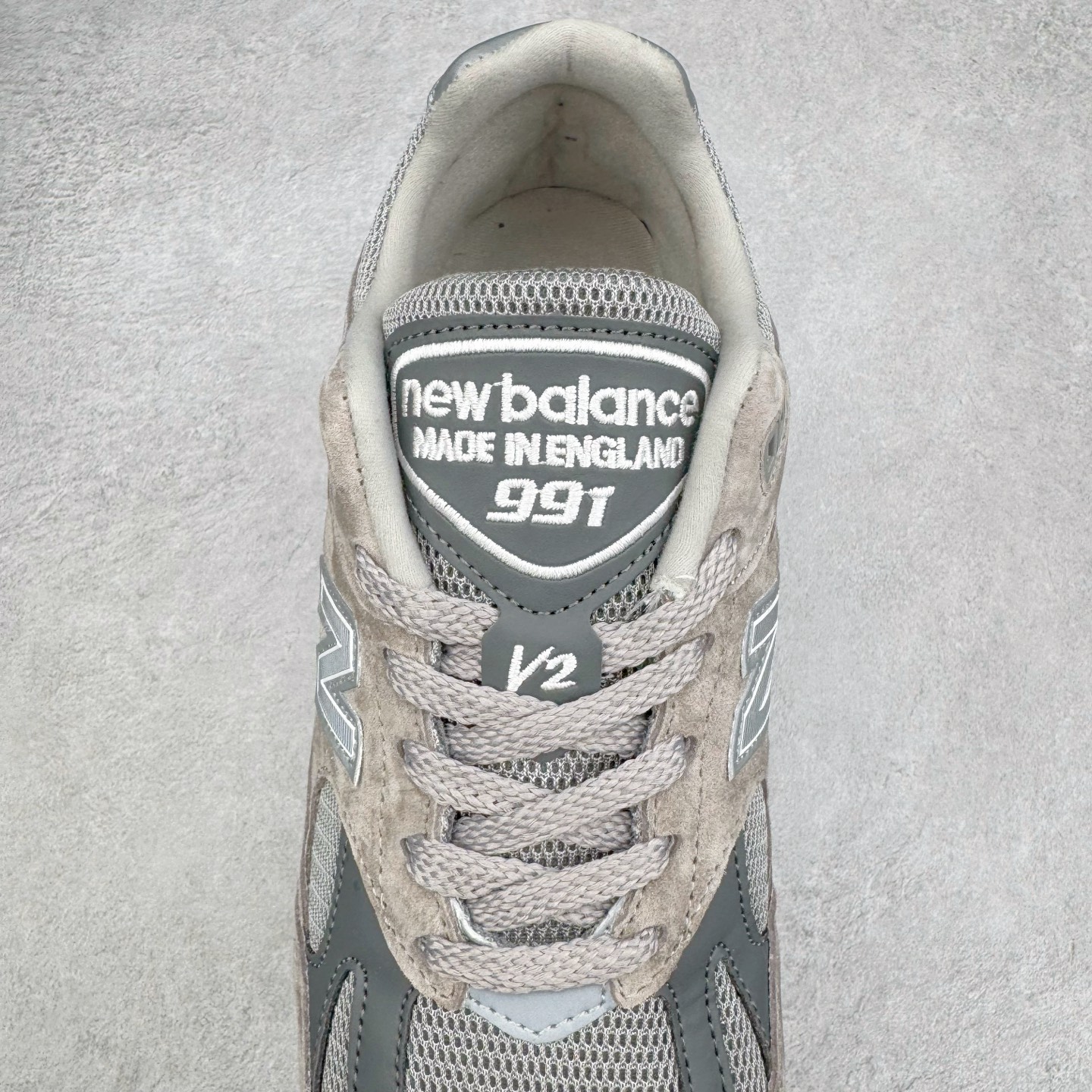 图片[5]-＃K版纯原 New Balance 新百伦NB991总统复古慢跑鞋 鞋身以网眼鞋面结合同色系优质麂皮革构成，鞋舌处点缀 New Balance Made In USA 同色系刺绣标识，彰显鞋款身份。鞋侧点缀银色 \\\”991\\\” 字样，丰富鞋身设计的同时，构建时尚外观。鞋款搭载 ABZORB 缓震系统，通过缓冲和抗压性的结合来吸收冲击力，舒适功能升级。同时搭配泛黄做旧中底，打造丰富层次感，缔造出色复古韵味。尺码：36 37 37.5 38 38.5 39 40 40.5 41.5 42 42.5 43 44 44.5 45-选品中心