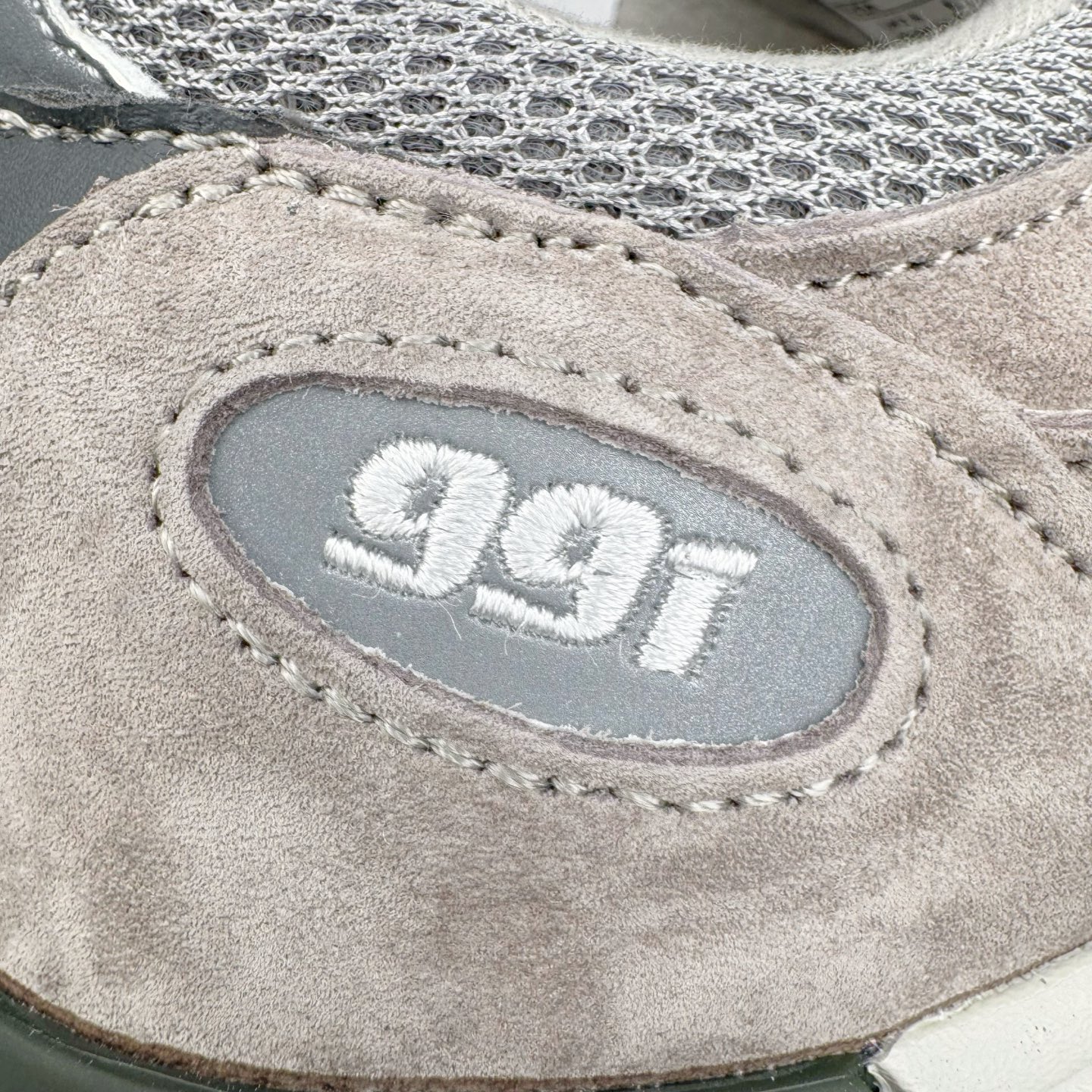 图片[17]-＃K版纯原 New Balance 新百伦NB991总统复古慢跑鞋 鞋身以网眼鞋面结合同色系优质麂皮革构成，鞋舌处点缀 New Balance Made In USA 同色系刺绣标识，彰显鞋款身份。鞋侧点缀银色 \\\”991\\\” 字样，丰富鞋身设计的同时，构建时尚外观。鞋款搭载 ABZORB 缓震系统，通过缓冲和抗压性的结合来吸收冲击力，舒适功能升级。同时搭配泛黄做旧中底，打造丰富层次感，缔造出色复古韵味。尺码：36 37 37.5 38 38.5 39 40 40.5 41.5 42 42.5 43 44 44.5 45-选品中心