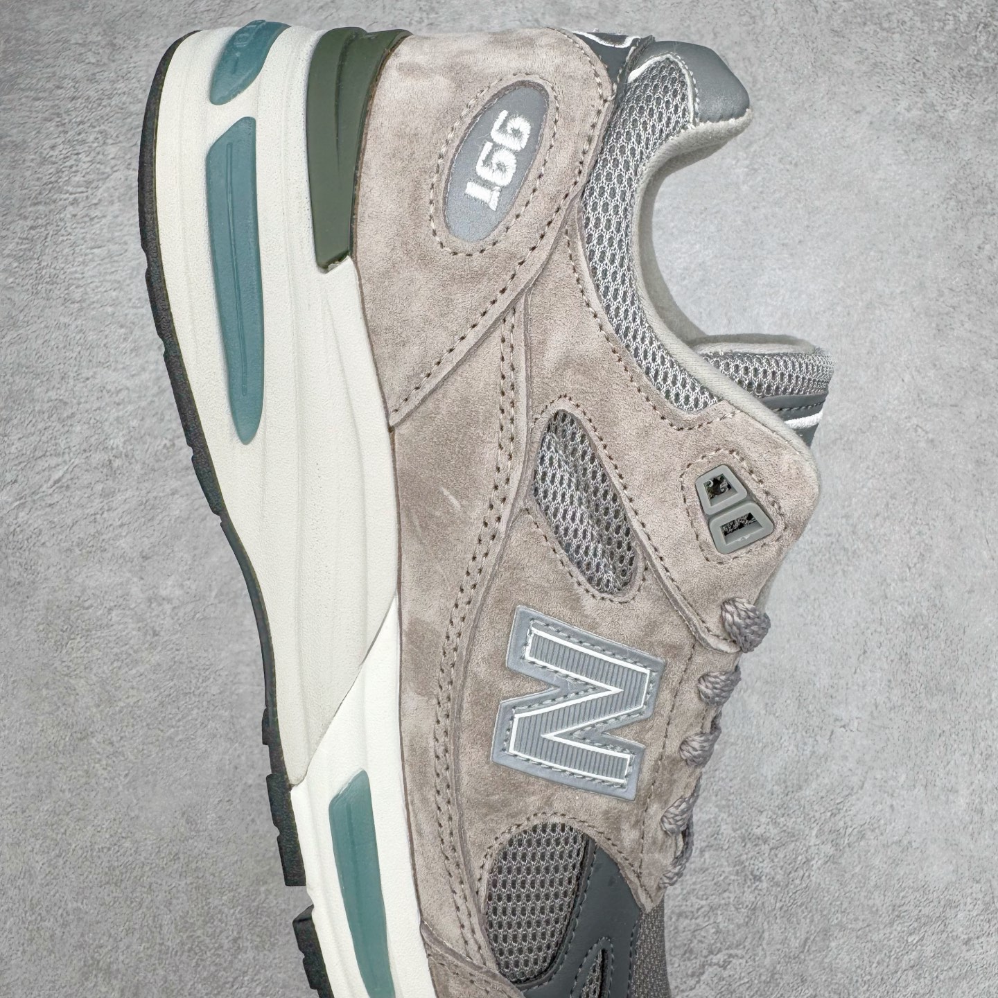 图片[6]-＃K版纯原 New Balance 新百伦NB991总统复古慢跑鞋 鞋身以网眼鞋面结合同色系优质麂皮革构成，鞋舌处点缀 New Balance Made In USA 同色系刺绣标识，彰显鞋款身份。鞋侧点缀银色 \\\”991\\\” 字样，丰富鞋身设计的同时，构建时尚外观。鞋款搭载 ABZORB 缓震系统，通过缓冲和抗压性的结合来吸收冲击力，舒适功能升级。同时搭配泛黄做旧中底，打造丰富层次感，缔造出色复古韵味。尺码：36 37 37.5 38 38.5 39 40 40.5 41.5 42 42.5 43 44 44.5 45-选品中心