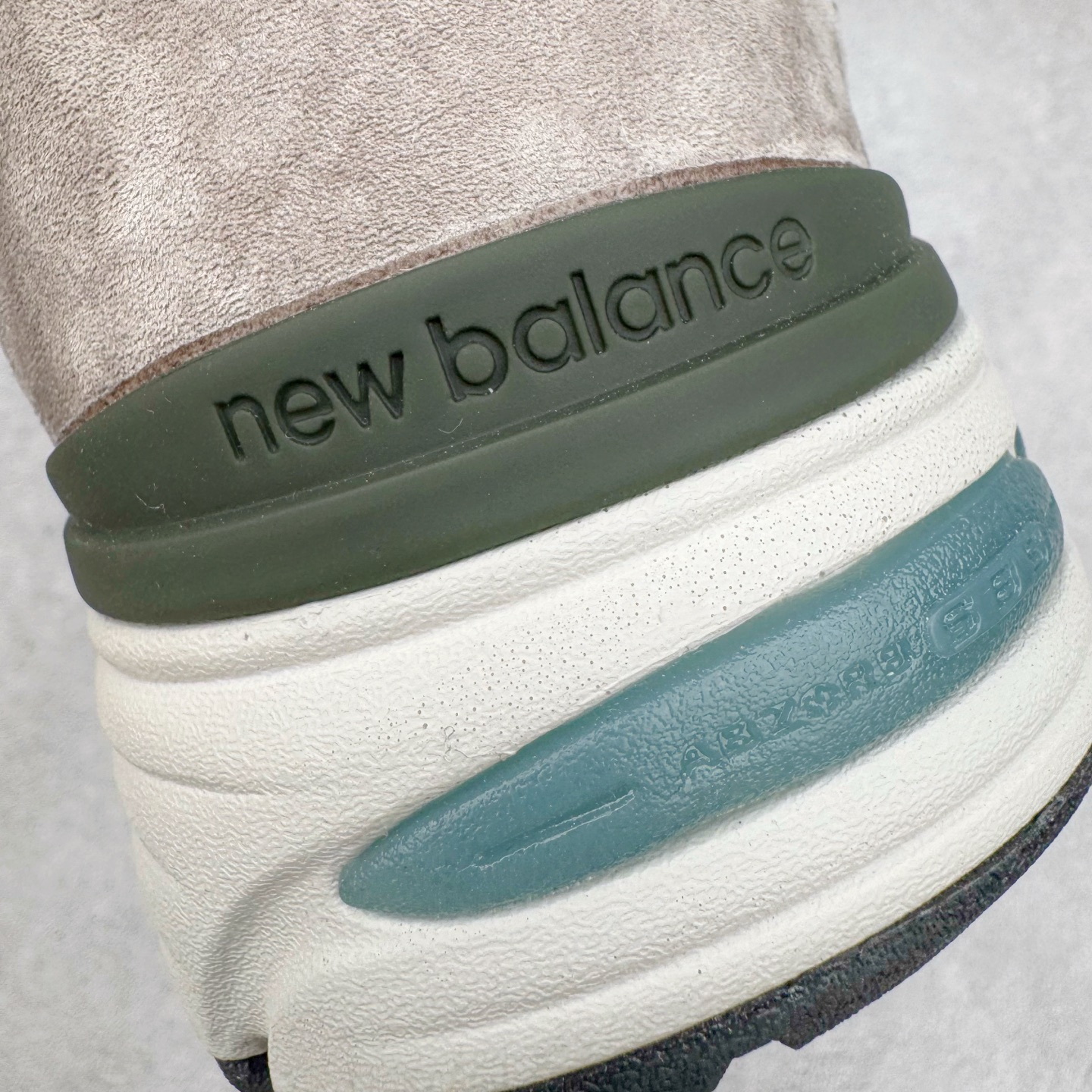 图片[16]-＃K版纯原 New Balance 新百伦NB991总统复古慢跑鞋 鞋身以网眼鞋面结合同色系优质麂皮革构成，鞋舌处点缀 New Balance Made In USA 同色系刺绣标识，彰显鞋款身份。鞋侧点缀银色 \\\”991\\\” 字样，丰富鞋身设计的同时，构建时尚外观。鞋款搭载 ABZORB 缓震系统，通过缓冲和抗压性的结合来吸收冲击力，舒适功能升级。同时搭配泛黄做旧中底，打造丰富层次感，缔造出色复古韵味。尺码：36 37 37.5 38 38.5 39 40 40.5 41.5 42 42.5 43 44 44.5 45-选品中心