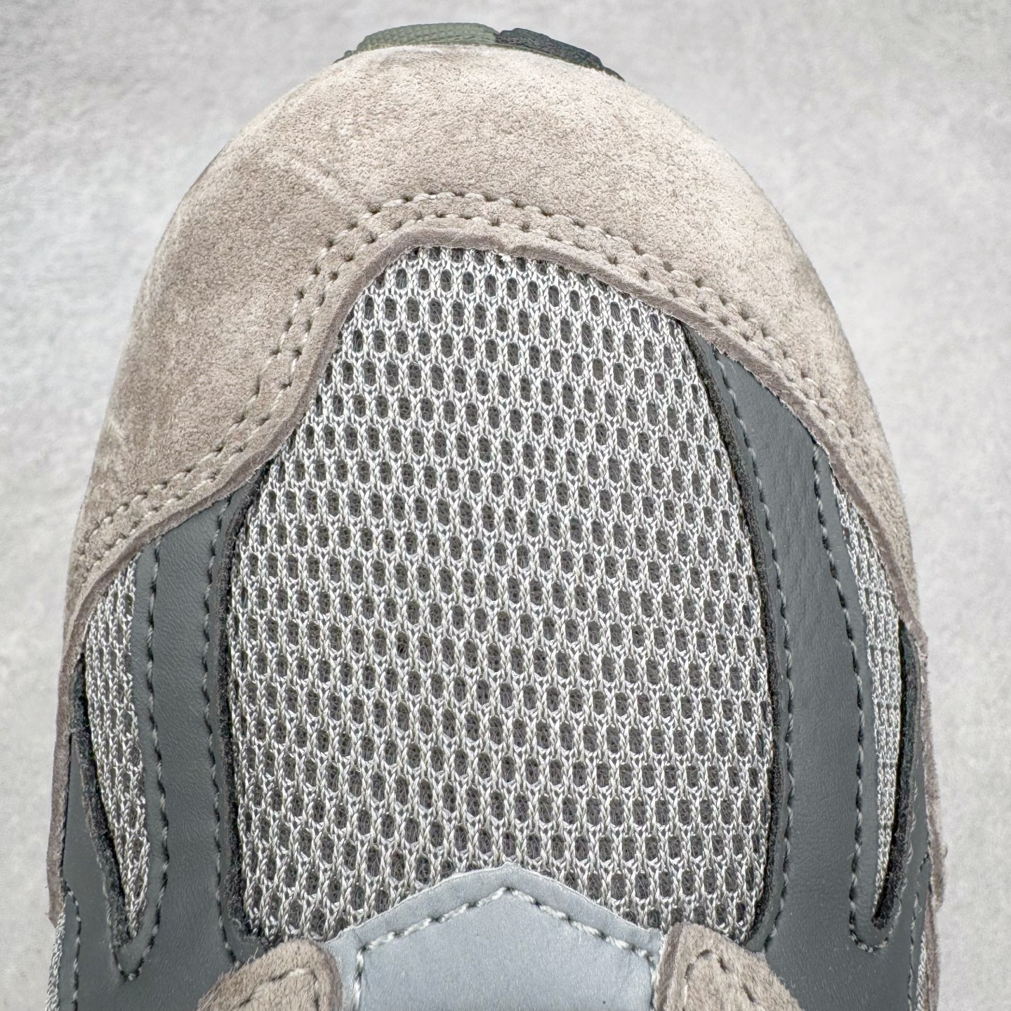 图片[14]-＃K版纯原 New Balance 新百伦NB991总统复古慢跑鞋 鞋身以网眼鞋面结合同色系优质麂皮革构成，鞋舌处点缀 New Balance Made In USA 同色系刺绣标识，彰显鞋款身份。鞋侧点缀银色 \\\”991\\\” 字样，丰富鞋身设计的同时，构建时尚外观。鞋款搭载 ABZORB 缓震系统，通过缓冲和抗压性的结合来吸收冲击力，舒适功能升级。同时搭配泛黄做旧中底，打造丰富层次感，缔造出色复古韵味。尺码：36 37 37.5 38 38.5 39 40 40.5 41.5 42 42.5 43 44 44.5 45-选品中心
