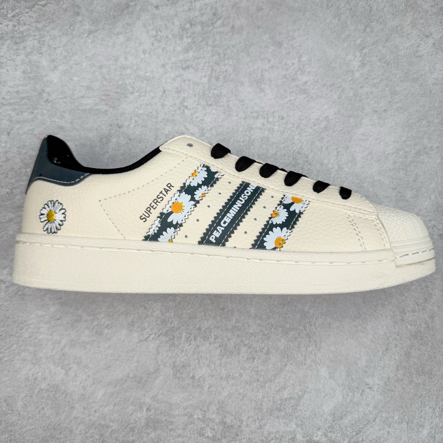 ＃C2 AD Originals Superstar 经典复古贝壳头板鞋 XG0007 诞生于1969年 是第一双将全皮面鞋 身与橡胶鞋头结合在一起的低帮篮球鞋 Superstar最开始 是作为高帮篮球鞋Pro Model的低帮版本而出现的 但因为其独特和醒目的橡胶鞋头造型而让大家熟知 被大家形象地称为\\\”shelltoe\\\”贝壳头 在70年代的美国职业篮球场上 接近3/4的NBA球员都将这双Superstar作为场上用鞋 80年代之后 经过不断的改良和发展 Superstar逐渐成为横跨时装、音乐、街头文化、休闲和运动等各大领域的时尚潮鞋 尺码：36 36.5 37 38 38.5 39 40 40.5 41 42 42.5 43 44 44.5 45-选品中心