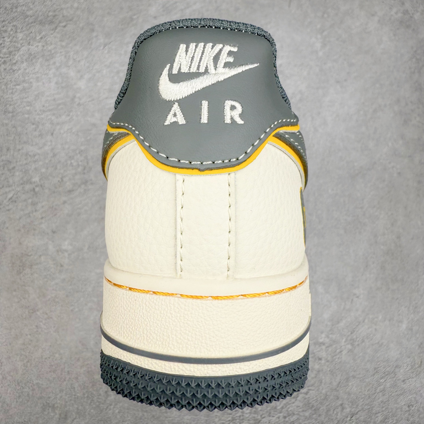 图片[8]-NK Air Force 1´07 Low 空军一号低帮百搭休闲运动板鞋 XX3168-201 柔软、弹性十足的缓震性能和出色的中底设计 横跨复古与现代的外型结合 造就出风靡全球 三十多年的Force 1 直到今天还深受青睐 实拍调校N版已经零色差零失真 百分百还原实物色彩所见即所得 不存在货不对板色差等低级问题 选购参考实物拍摄 不混卖不参货 只用心做好货严格选品 承诺混一赔十 尺码：36 36.5 37.5 38 38.5 39 40 40.5 41 42 42.5 43 44 44.5 45-选品中心