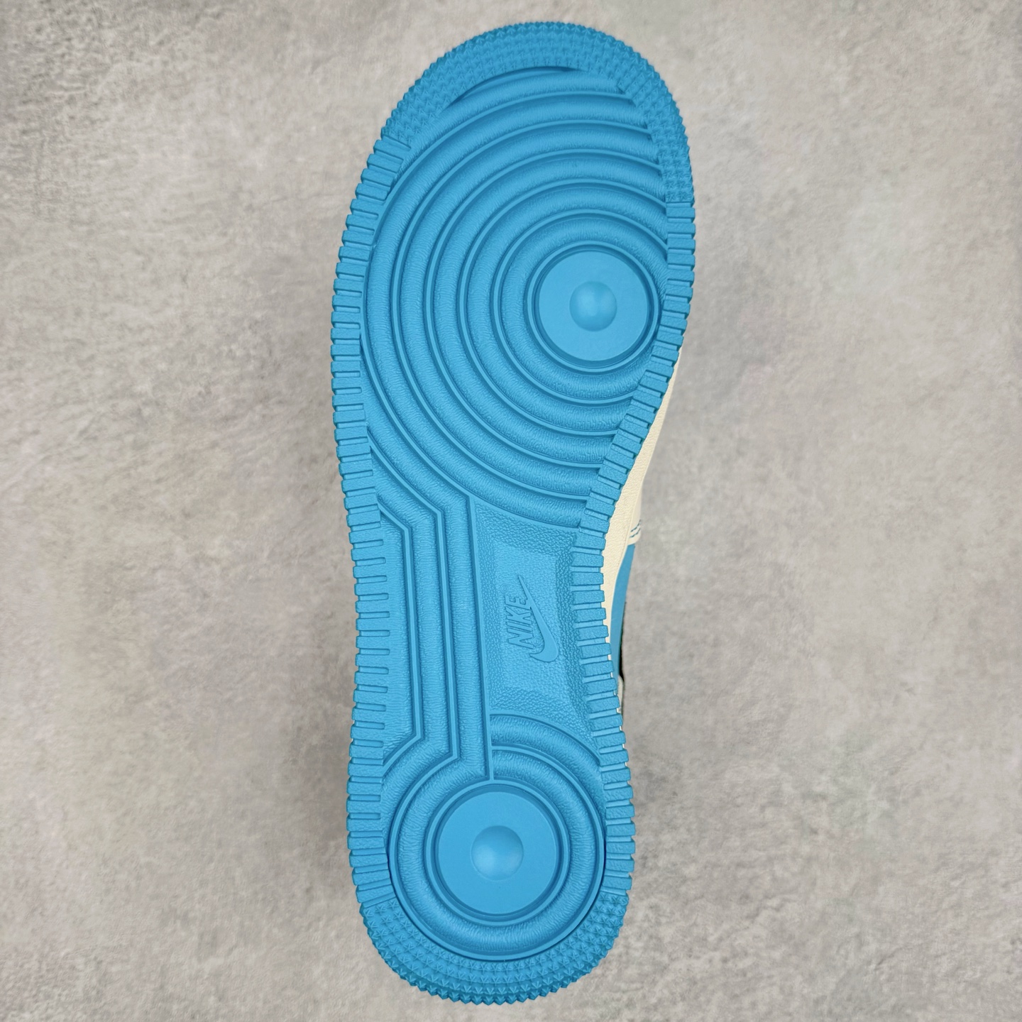 图片[9]-NK Air Force 1´07 Low 空军一号低帮百搭休闲运动板鞋 KK1988-088 柔软、弹性十足的缓震性能和出色的中底设计 横跨复古与现代的外型结合 造就出风靡全球 三十多年的Force 1 直到今天还深受青睐 实拍调校N版已经零色差零失真 百分百还原实物色彩所见即所得 不存在货不对板色差等低级问题 选购参考实物拍摄 不混卖不参货 只用心做好货严格选品 承诺混一赔十 尺码：36 36.5 37.5 38 38.5 39 40 40.5 41 42 42.5 43 44 44.5 45-选品中心