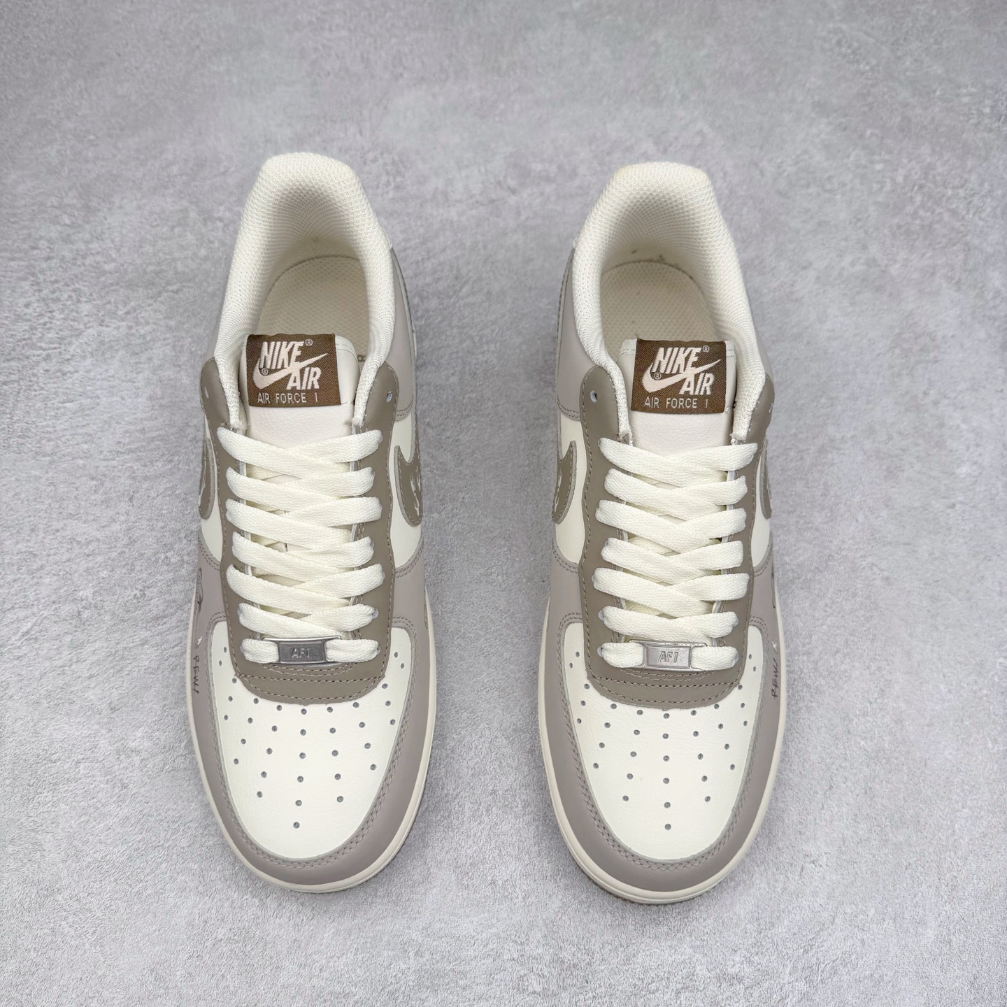 图片[2]-NK Air Force 1´07 Low 空军一号低帮百搭休闲运动板鞋 DB3301-881 柔软、弹性十足的缓震性能和出色的中底设计 横跨复古与现代的外型结合 造就出风靡全球 三十多年的Force 1 直到今天还深受青睐 实拍调校N版已经零色差零失真 百分百还原实物色彩所见即所得 不存在货不对板色差等低级问题 选购参考实物拍摄 不混卖不参货 只用心做好货严格选品 承诺混一赔十 尺码：36 36.5 37.5 38 38.5 39 40 40.5 41 42 42.5 43 44 44.5 45-选品中心