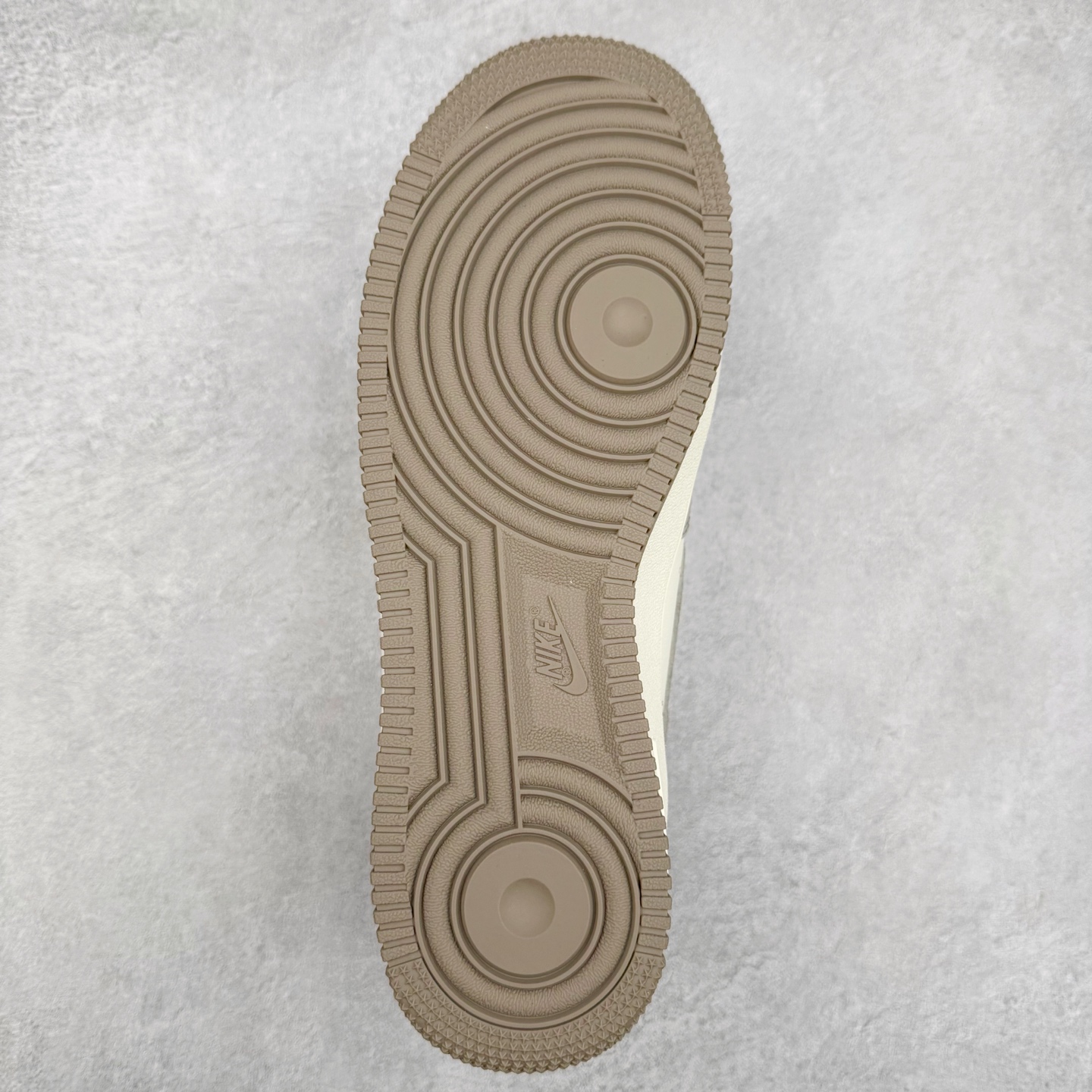 图片[9]-NK Air Force 1´07 Low 空军一号低帮百搭休闲运动板鞋 DB3301-881 柔软、弹性十足的缓震性能和出色的中底设计 横跨复古与现代的外型结合 造就出风靡全球 三十多年的Force 1 直到今天还深受青睐 实拍调校N版已经零色差零失真 百分百还原实物色彩所见即所得 不存在货不对板色差等低级问题 选购参考实物拍摄 不混卖不参货 只用心做好货严格选品 承诺混一赔十 尺码：36 36.5 37.5 38 38.5 39 40 40.5 41 42 42.5 43 44 44.5 45-选品中心