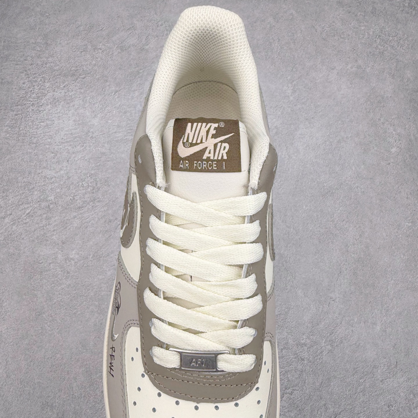 图片[5]-NK Air Force 1´07 Low 空军一号低帮百搭休闲运动板鞋 DB3301-881 柔软、弹性十足的缓震性能和出色的中底设计 横跨复古与现代的外型结合 造就出风靡全球 三十多年的Force 1 直到今天还深受青睐 实拍调校N版已经零色差零失真 百分百还原实物色彩所见即所得 不存在货不对板色差等低级问题 选购参考实物拍摄 不混卖不参货 只用心做好货严格选品 承诺混一赔十 尺码：36 36.5 37.5 38 38.5 39 40 40.5 41 42 42.5 43 44 44.5 45-选品中心