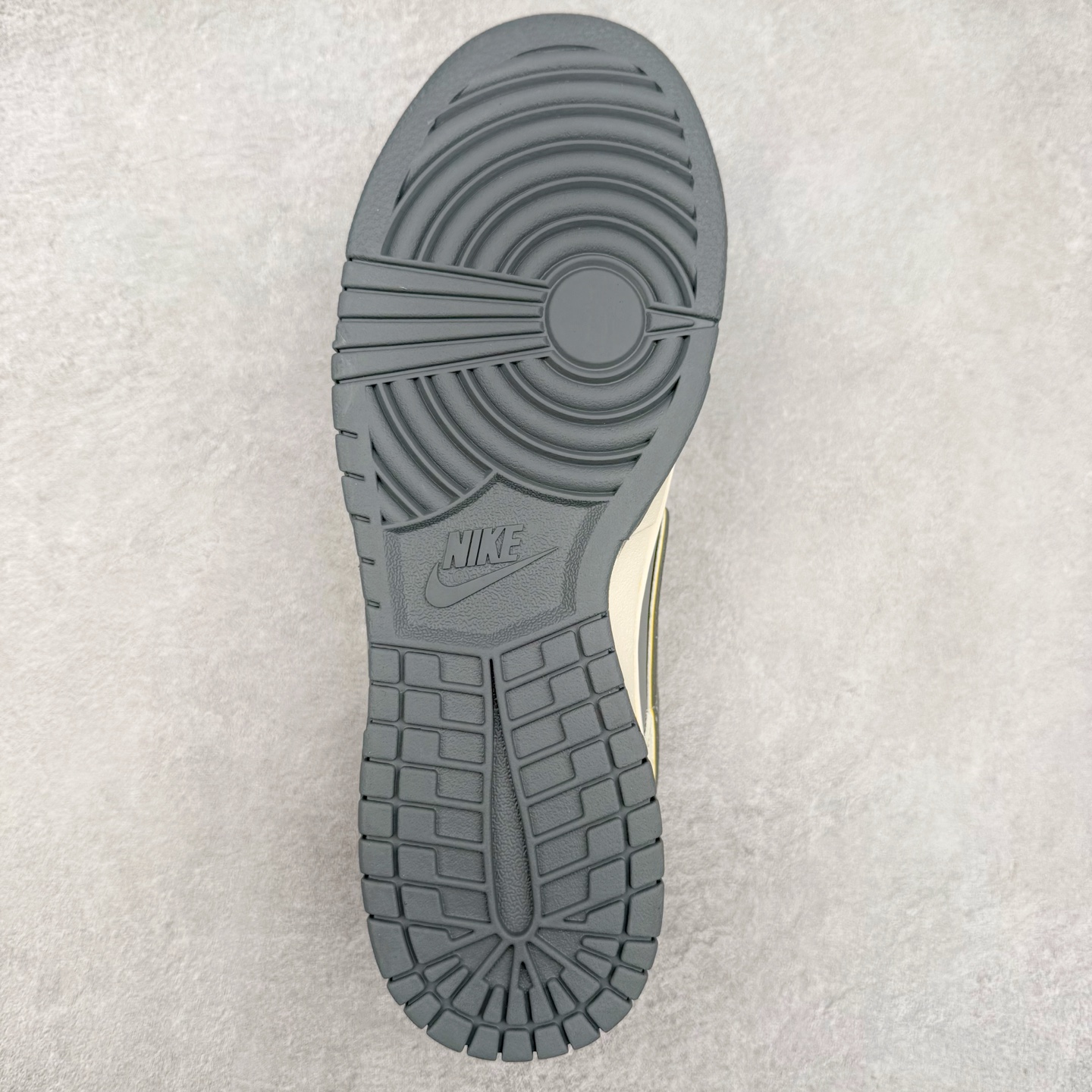 图片[9]-NK Dunk Low 定制配色 XX3168-202 大厂出品 极力推荐 原装头层材料 独家版型蒸餾加工帶來的是更好的视觉和脚感体验大厂纯原品质出货 清洁度 电绣工艺 皮料切割干净无任何毛边 细节完美 实拍调校N版已经零色差零失真 百分百还原实物色彩所见即所得 不存在货不对板色差等低级问题 选购参考实物拍摄 不混卖不参货 只用心做好货严格选品 承诺混一赔十 尺码：36 36.5 37.5 38 38.5 39 40 40.5 41 42 42.5 43 44 44.5 45-选品中心