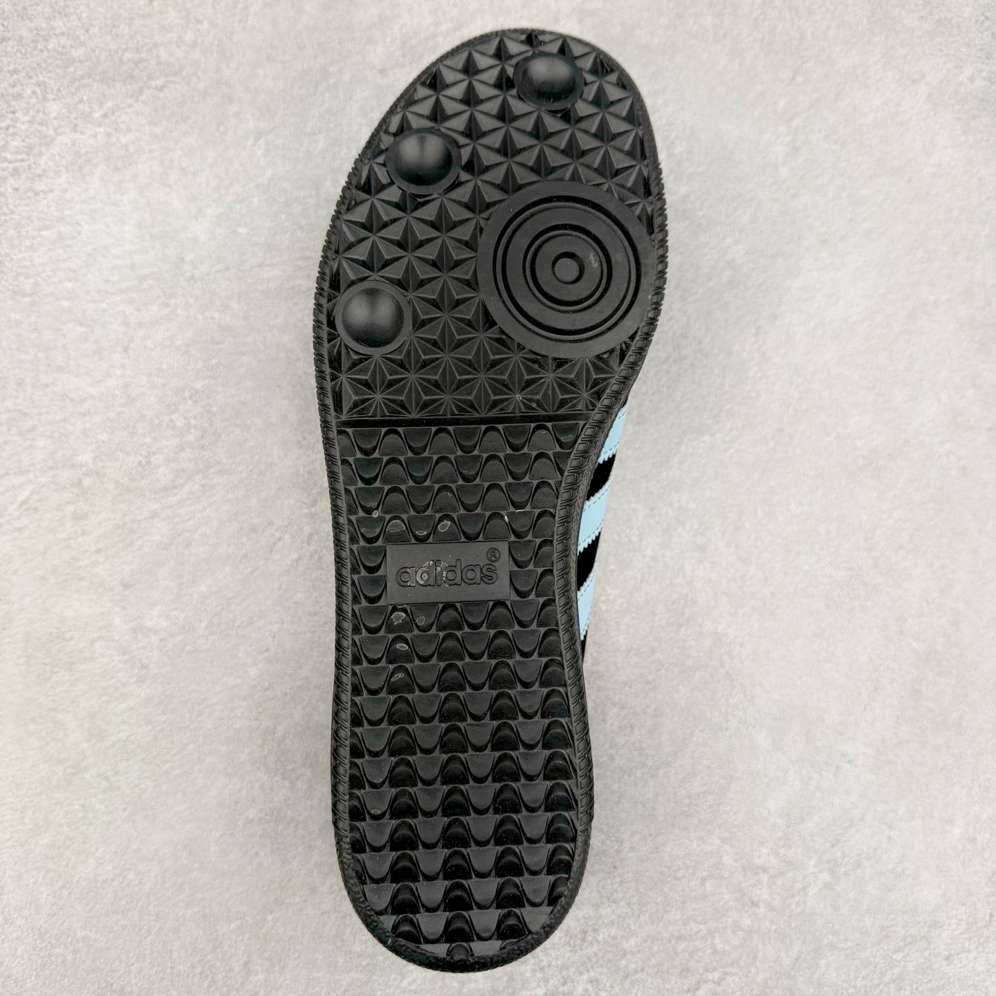 图片[9]-＃C2 AD Original Samba OG 复古经典轻便板鞋 定制配色 XR0003 这款桑巴鞋展示了高质量的工艺 带有装饰的超锁缝制和无缝的手感 柔软、柔软的皮革造型和标志性的3条纹完成了精致的外观 正规合身鞋带 鞋面上有绒面鞋垫 橡胶鞋底 享受正畸套筒软感 自50年代首次亮相以来就一直在赢得粉丝的青睐 尺码：36 36.5 37.5 38 38.5 39 40 40.5 41 42 42.5 43 44 44.5 45-选品中心