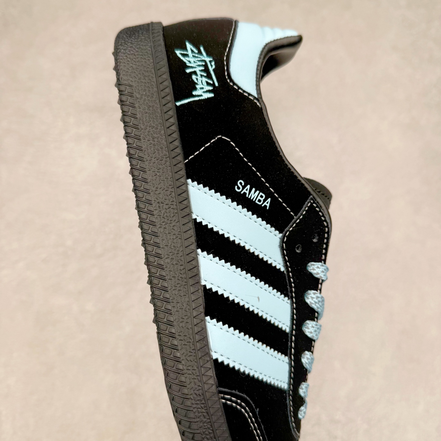 图片[6]-＃C2 AD Original Samba OG 复古经典轻便板鞋 定制配色 XR0003 这款桑巴鞋展示了高质量的工艺 带有装饰的超锁缝制和无缝的手感 柔软、柔软的皮革造型和标志性的3条纹完成了精致的外观 正规合身鞋带 鞋面上有绒面鞋垫 橡胶鞋底 享受正畸套筒软感 自50年代首次亮相以来就一直在赢得粉丝的青睐 尺码：36 36.5 37.5 38 38.5 39 40 40.5 41 42 42.5 43 44 44.5 45-选品中心