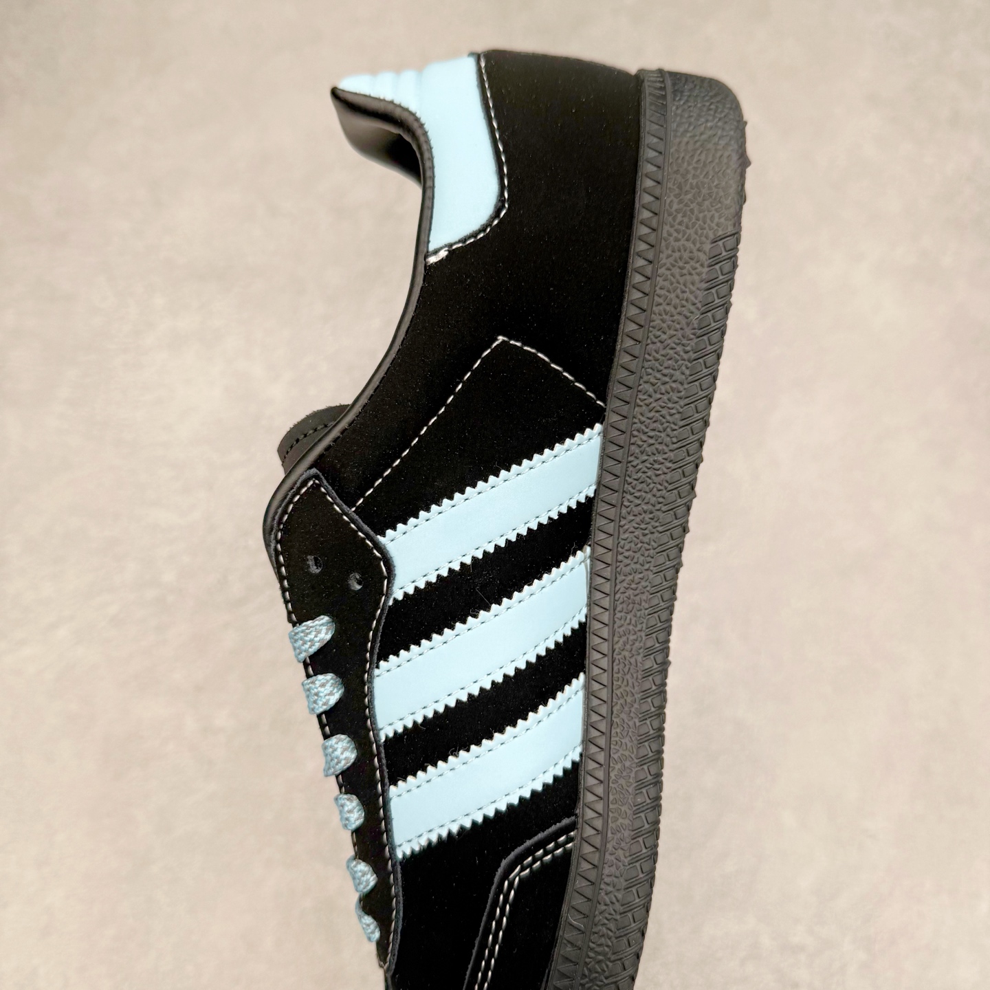 图片[7]-＃C2 AD Original Samba OG 复古经典轻便板鞋 定制配色 XR0003 这款桑巴鞋展示了高质量的工艺 带有装饰的超锁缝制和无缝的手感 柔软、柔软的皮革造型和标志性的3条纹完成了精致的外观 正规合身鞋带 鞋面上有绒面鞋垫 橡胶鞋底 享受正畸套筒软感 自50年代首次亮相以来就一直在赢得粉丝的青睐 尺码：36 36.5 37.5 38 38.5 39 40 40.5 41 42 42.5 43 44 44.5 45-选品中心