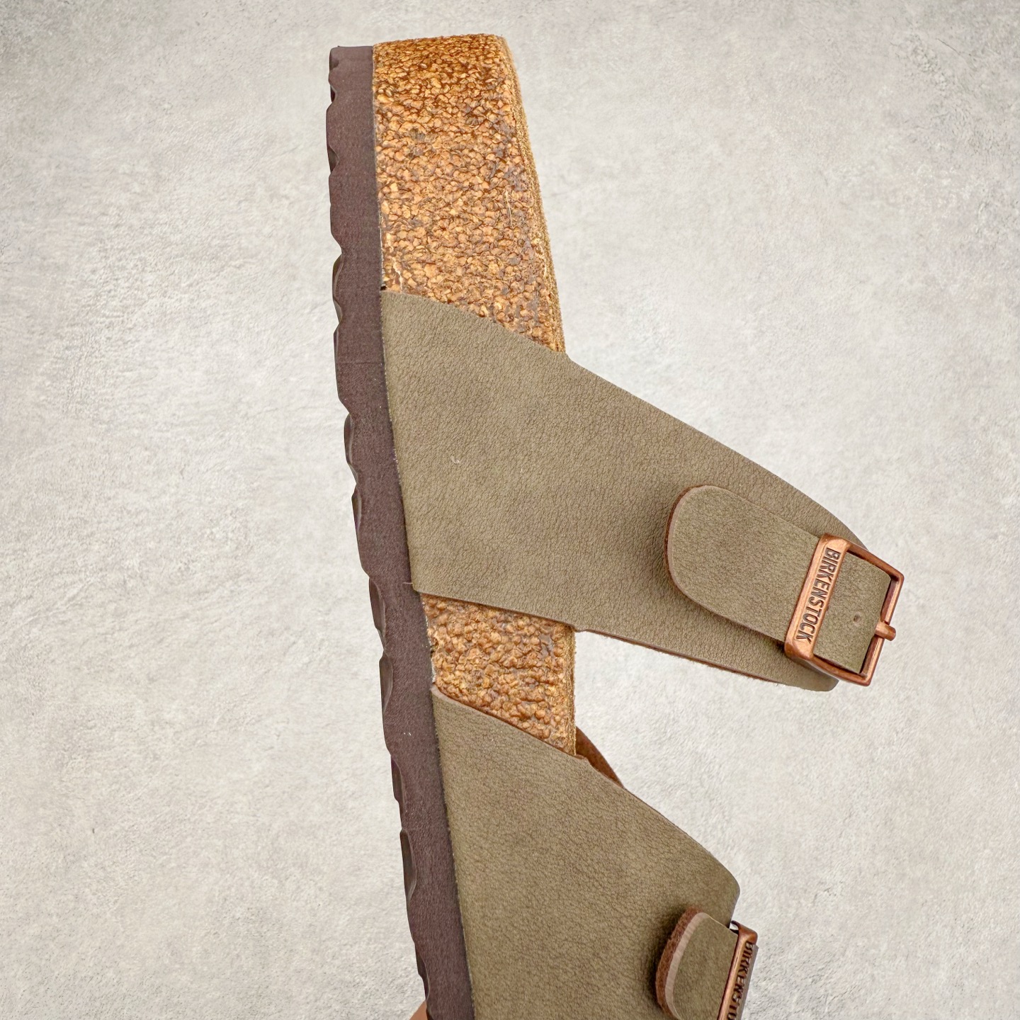 图片[6]-Birkenstock Ramses 系列 勃肯夹趾皮革绒面双扣时尚人字拖拖鞋 牛皮绒面革质地柔软 搭配可调节鞋扣提升穿着舒适度 人体工学设计分散脚部压力 保护脚踝 软木乳胶鞋床具有一定的收缩性 长时间穿着后能贴合脚型 EVA鞋底回弹性和抗张性力高 具有良好的防震、缓冲性 四季皆宜 柔软的鞋床采用额外的泡沫缓冲层 提供额外的舒适感和全天支撑 全网独家首发 源于德国的严谨工艺 牛巴戎面 中层松木 EVA 三层组合大底 优质牛皮面料五金扣 出口订单 尺码：35-44-选品中心