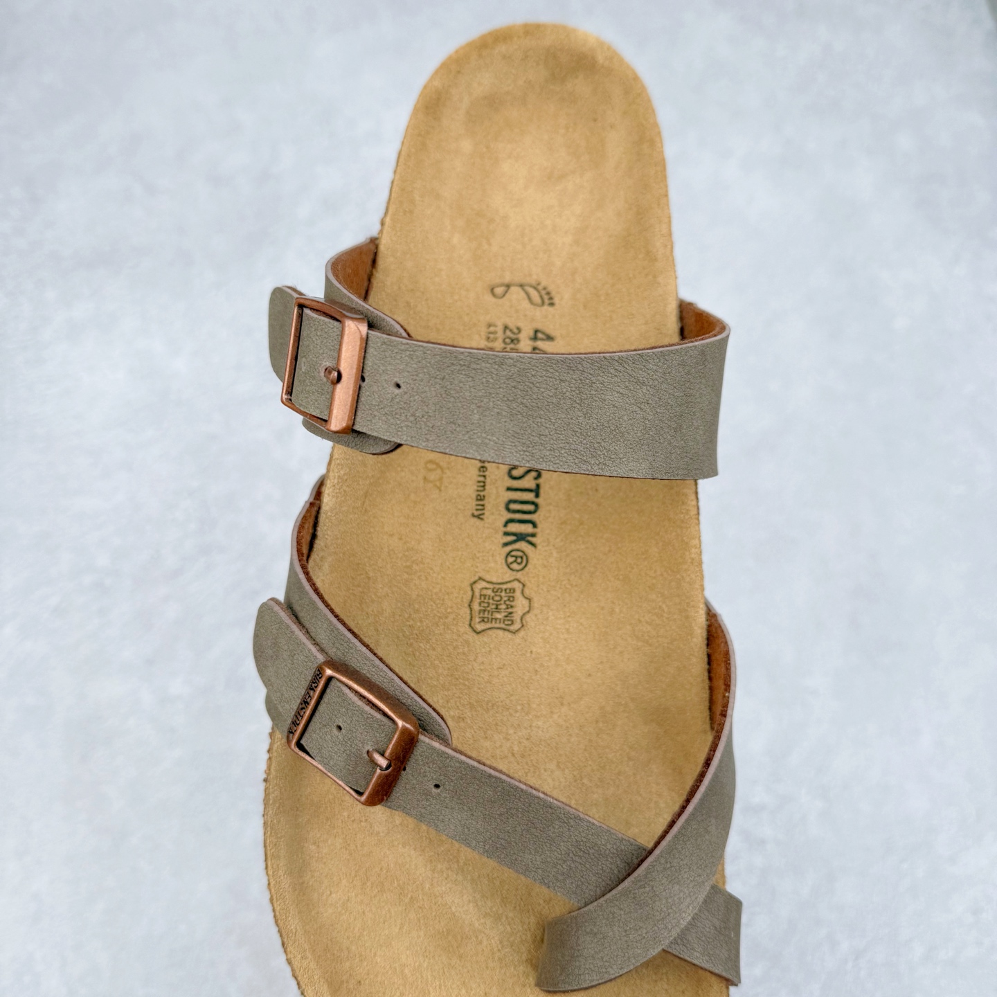 图片[5]-Birkenstock Ramses 系列 勃肯夹趾皮革绒面双扣时尚人字拖拖鞋 牛皮绒面革质地柔软 搭配可调节鞋扣提升穿着舒适度 人体工学设计分散脚部压力 保护脚踝 软木乳胶鞋床具有一定的收缩性 长时间穿着后能贴合脚型 EVA鞋底回弹性和抗张性力高 具有良好的防震、缓冲性 四季皆宜 柔软的鞋床采用额外的泡沫缓冲层 提供额外的舒适感和全天支撑 全网独家首发 源于德国的严谨工艺 牛巴戎面 中层松木 EVA 三层组合大底 优质牛皮面料五金扣 出口订单 尺码：35-44-选品中心