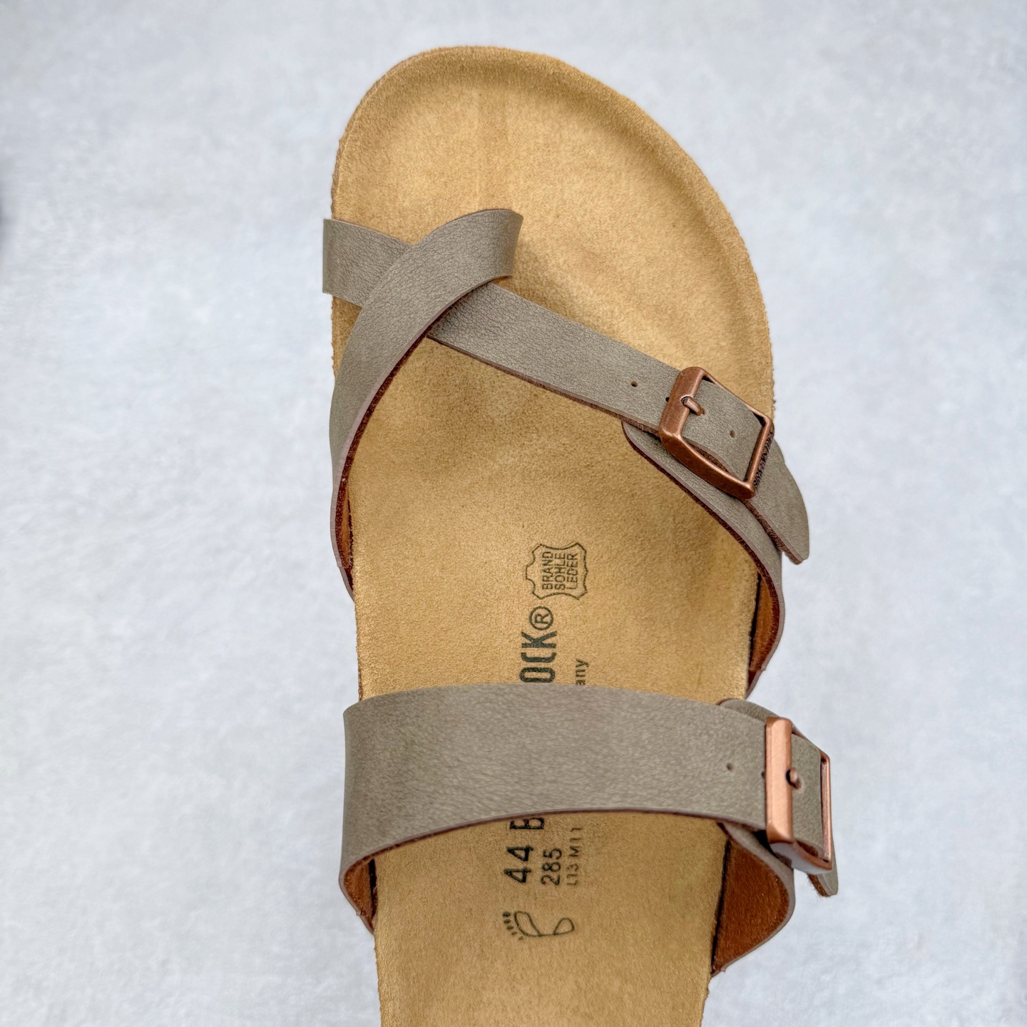 图片[4]-Birkenstock Ramses 系列 勃肯夹趾皮革绒面双扣时尚人字拖拖鞋 牛皮绒面革质地柔软 搭配可调节鞋扣提升穿着舒适度 人体工学设计分散脚部压力 保护脚踝 软木乳胶鞋床具有一定的收缩性 长时间穿着后能贴合脚型 EVA鞋底回弹性和抗张性力高 具有良好的防震、缓冲性 四季皆宜 柔软的鞋床采用额外的泡沫缓冲层 提供额外的舒适感和全天支撑 全网独家首发 源于德国的严谨工艺 牛巴戎面 中层松木 EVA 三层组合大底 优质牛皮面料五金扣 出口订单 尺码：35-44-选品中心