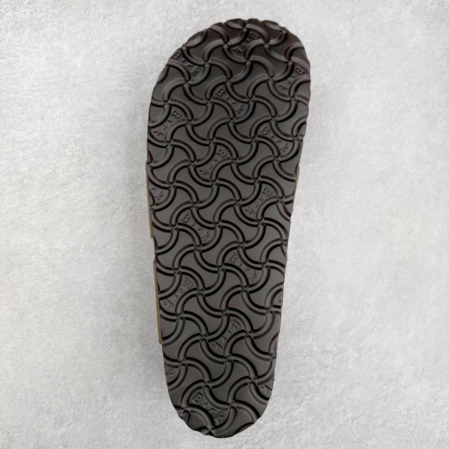 图片[9]-Birkenstock Ramses 系列 勃肯夹趾皮革绒面双扣时尚人字拖拖鞋 牛皮绒面革质地柔软 搭配可调节鞋扣提升穿着舒适度 人体工学设计分散脚部压力 保护脚踝 软木乳胶鞋床具有一定的收缩性 长时间穿着后能贴合脚型 EVA鞋底回弹性和抗张性力高 具有良好的防震、缓冲性 四季皆宜 柔软的鞋床采用额外的泡沫缓冲层 提供额外的舒适感和全天支撑 全网独家首发 源于德国的严谨工艺 牛巴戎面 中层松木 EVA 三层组合大底 优质牛皮面料五金扣 出口订单 尺码：35-44-选品中心