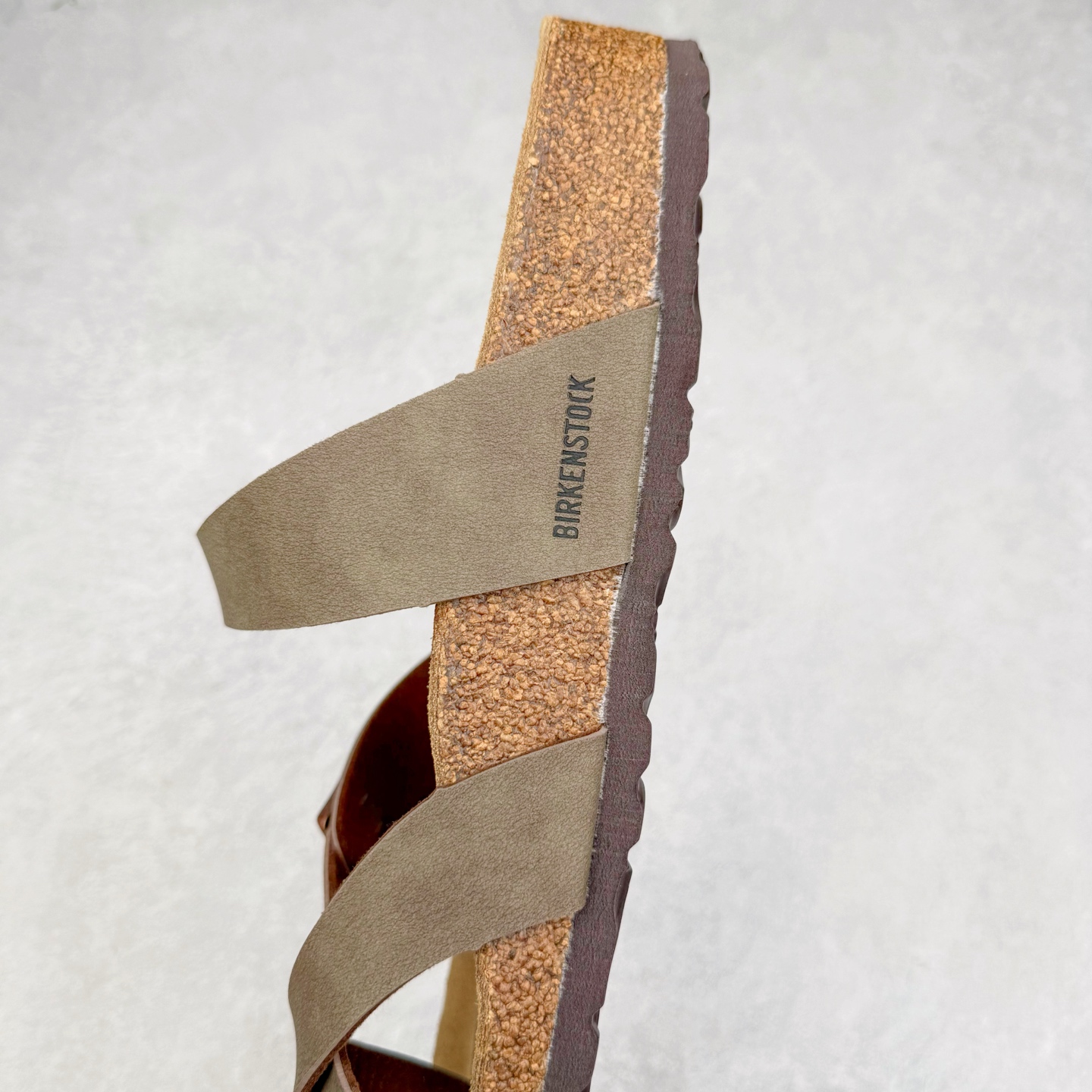 图片[7]-Birkenstock Ramses 系列 勃肯夹趾皮革绒面双扣时尚人字拖拖鞋 牛皮绒面革质地柔软 搭配可调节鞋扣提升穿着舒适度 人体工学设计分散脚部压力 保护脚踝 软木乳胶鞋床具有一定的收缩性 长时间穿着后能贴合脚型 EVA鞋底回弹性和抗张性力高 具有良好的防震、缓冲性 四季皆宜 柔软的鞋床采用额外的泡沫缓冲层 提供额外的舒适感和全天支撑 全网独家首发 源于德国的严谨工艺 牛巴戎面 中层松木 EVA 三层组合大底 优质牛皮面料五金扣 出口订单 尺码：35-44-选品中心